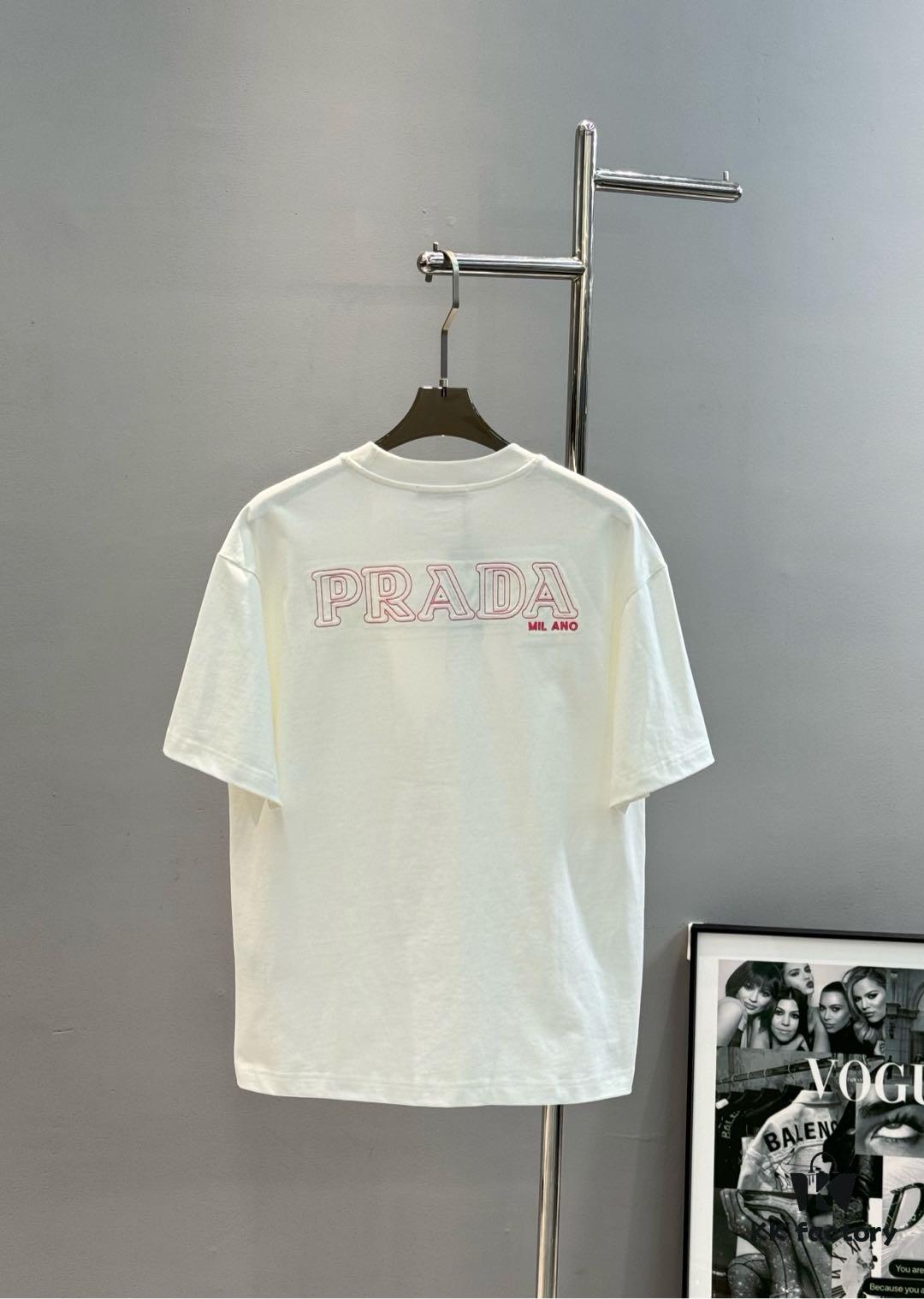 PRAD* Prada 25s New Arrival Unisex T-Shirt with Embroidered Back Logo, Contrast Pink Design, Triangle Metal Badge on Chest, 280g Pure Cotton Fabric, Classic Brand Lettering, High-Fashion Streetwear