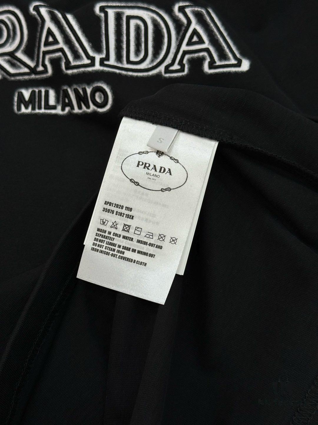 PRAD* Prada 25s New Arrival T-Shirt, Unisex Design, Innovative Embroidered and Heat-Transfer Graphic with Double-Layer Craft, Full-Dimensional Texture, Iconic Brand Lettering Front and Inverted Triangle Logo Back, Striking LOGO Visual Impact, 280g Pure Cotton Fabric, Soft and Comfortable, Extremely Stylish, Triple Tags Attached