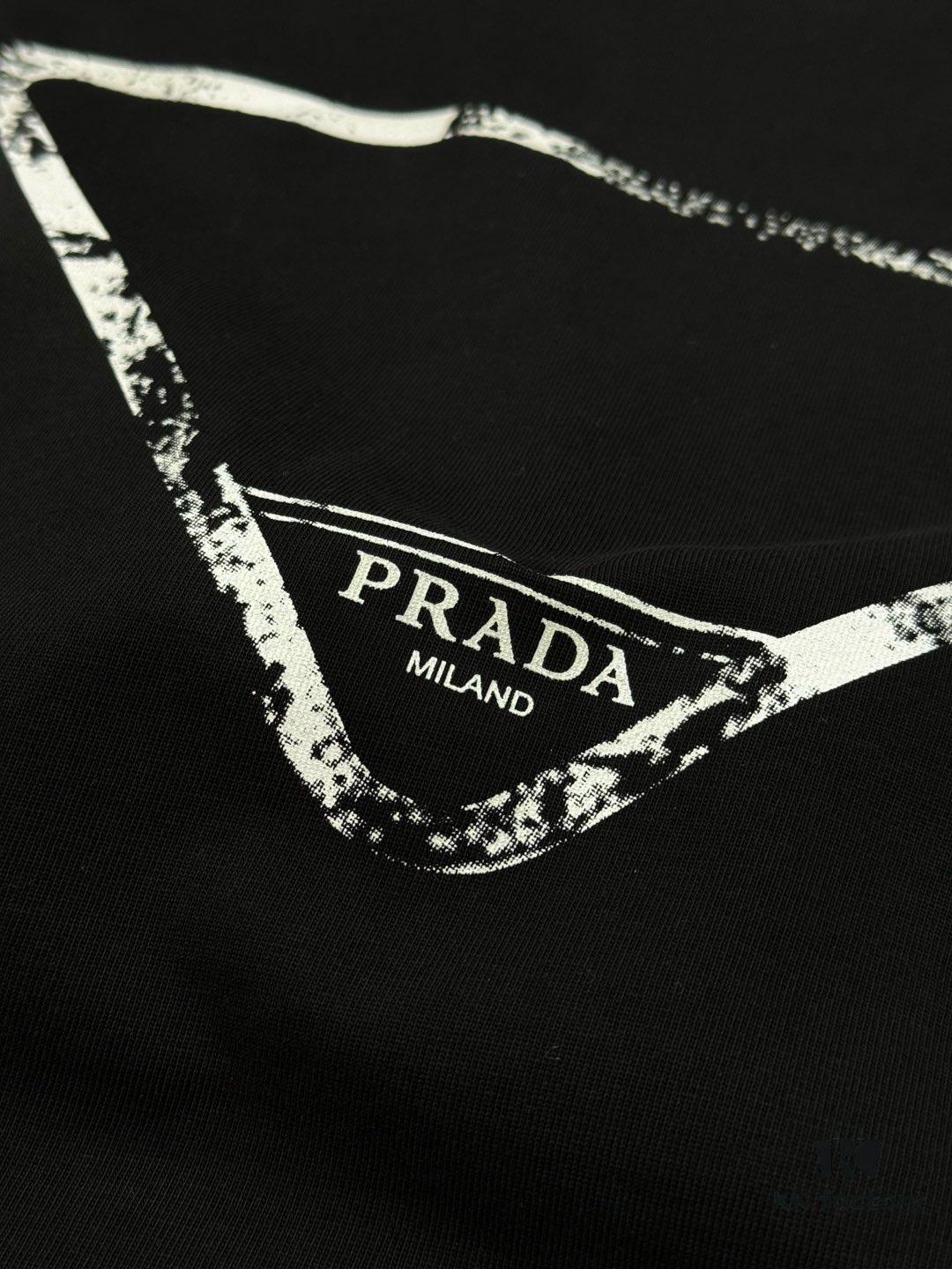 PRAD* Prada 25s New Arrival T-Shirt, Unisex Design, Innovative Embroidered and Heat-Transfer Graphic with Double-Layer Craft, Full-Dimensional Texture, Iconic Brand Lettering Front and Inverted Triangle Logo Back, Striking LOGO Visual Impact, 280g Pure Cotton Fabric, Soft and Comfortable, Extremely Stylish, Triple Tags Attached