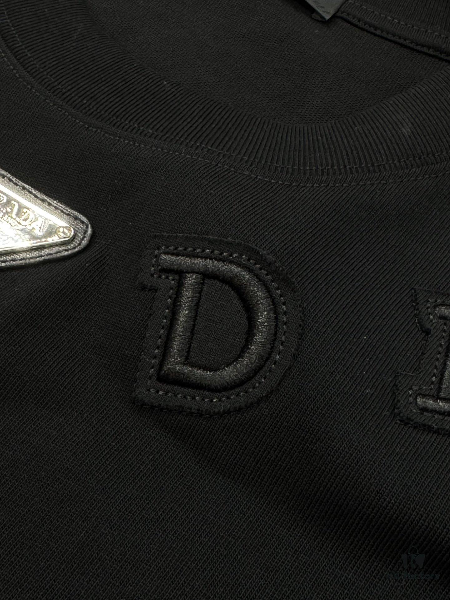PRADA New Arrival Unisex T-Shirt 25S – Official Website Launch, 3D Embroidered Logo Design with Classic Leather Triangle Badge, Premium 40-Single 260g Cotton Fabric, Breathable and Comfortable, Essential Wardrobe Piece for Layering or Wearing Alone