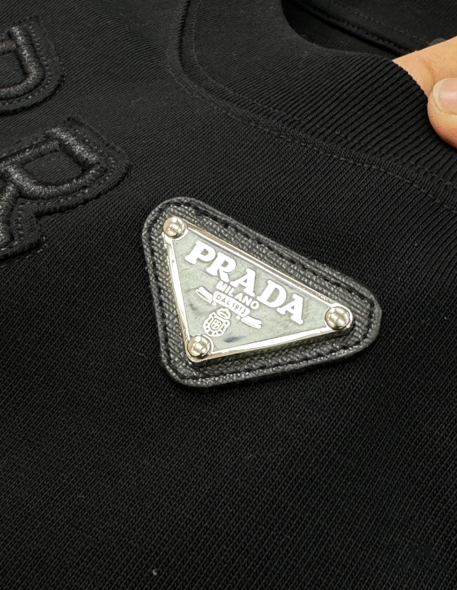 PRADA New Arrival Unisex T-Shirt 25S – Official Website Launch, 3D Embroidered Logo Design with Classic Leather Triangle Badge, Premium 40-Single 260g Cotton Fabric, Breathable and Comfortable, Essential Wardrobe Piece for Layering or Wearing Alone