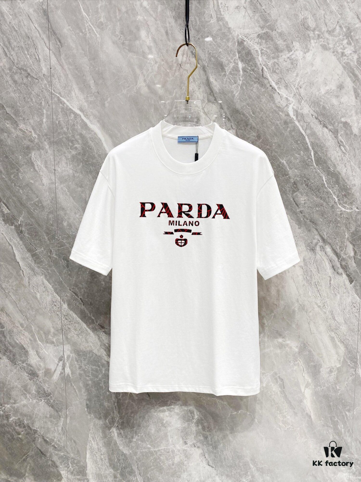 Prada 25SS New Arrival Round Neck T-Shirt! Must-Have for Trendsetters! Custom 3D Rubber Logo on Chest, Classic Colors with Stylish Appeal, Youthful and Vibrant Look! Crafted from 280g High-Quality Cotton, Exceptionally Comfortable to Wear and Touch, Smooth and Premium Feel!