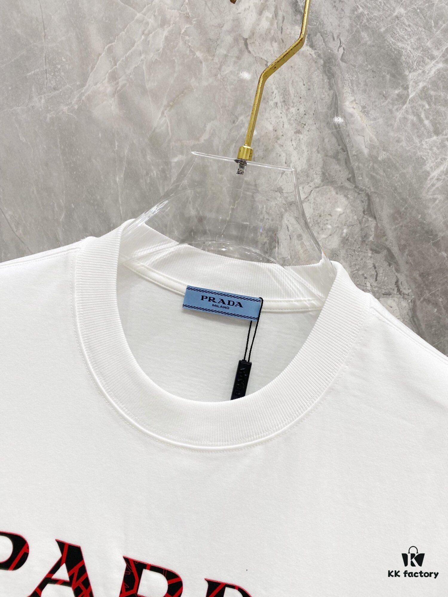 Prada 25SS New Arrival Round Neck T-Shirt! Must-Have for Trendsetters! Custom 3D Rubber Logo on Chest, Classic Colors with Stylish Appeal, Youthful and Vibrant Look! Crafted from 280g High-Quality Cotton, Exceptionally Comfortable to Wear and Touch, Smooth and Premium Feel!