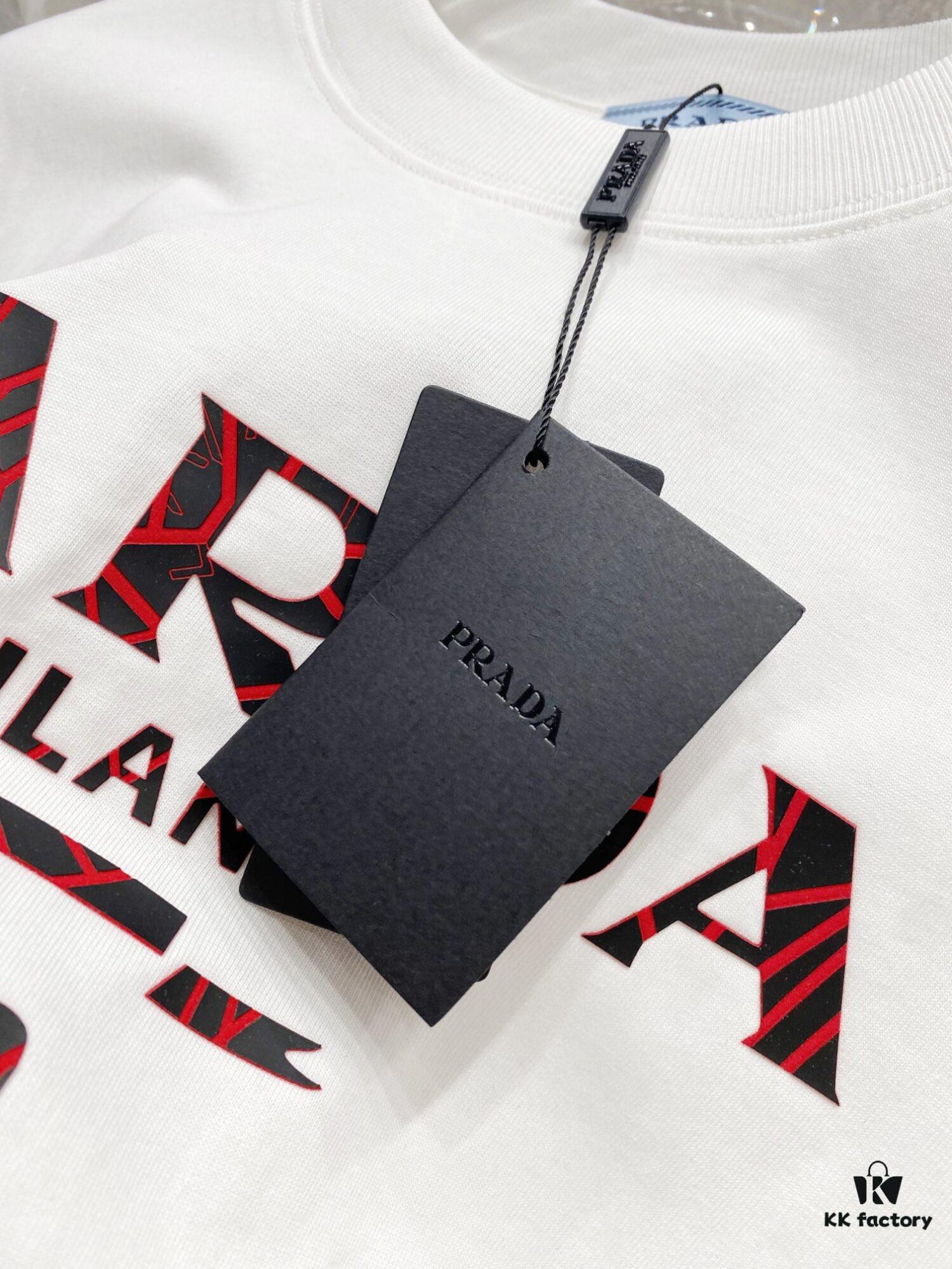 Prada 25SS New Arrival Round Neck T-Shirt! Must-Have for Trendsetters! Custom 3D Rubber Logo on Chest, Classic Colors with Stylish Appeal, Youthful and Vibrant Look! Crafted from 280g High-Quality Cotton, Exceptionally Comfortable to Wear and Touch, Smooth and Premium Feel!