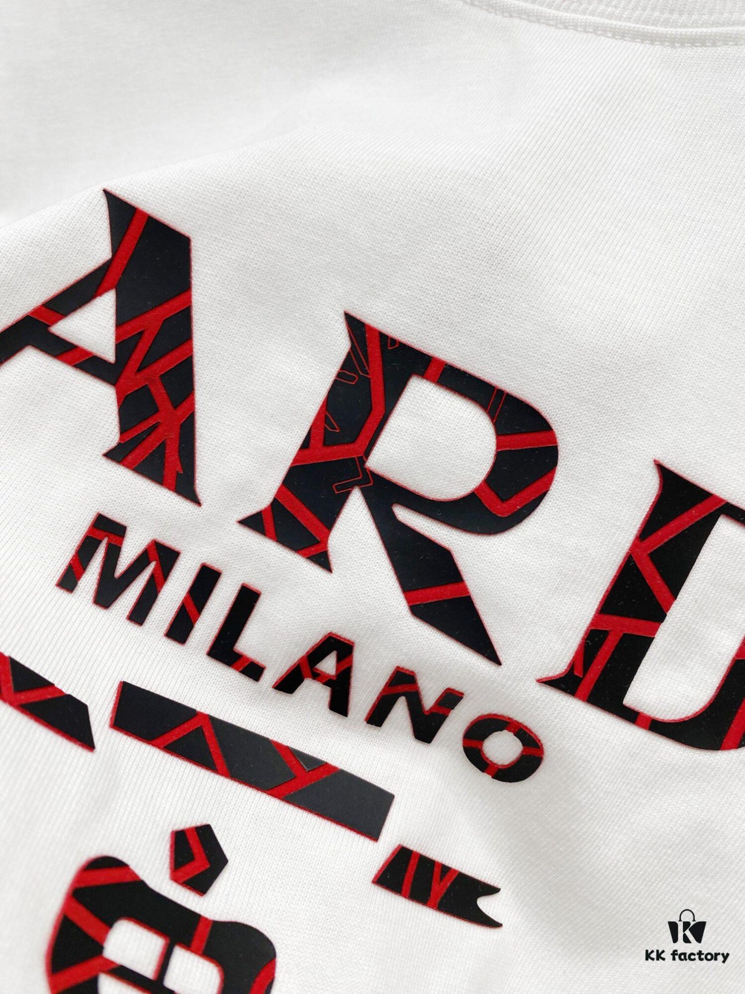 Prada 25SS New Arrival Round Neck T-Shirt! Must-Have for Trendsetters! Custom 3D Rubber Logo on Chest, Classic Colors with Stylish Appeal, Youthful and Vibrant Look! Crafted from 280g High-Quality Cotton, Exceptionally Comfortable to Wear and Touch, Smooth and Premium Feel!