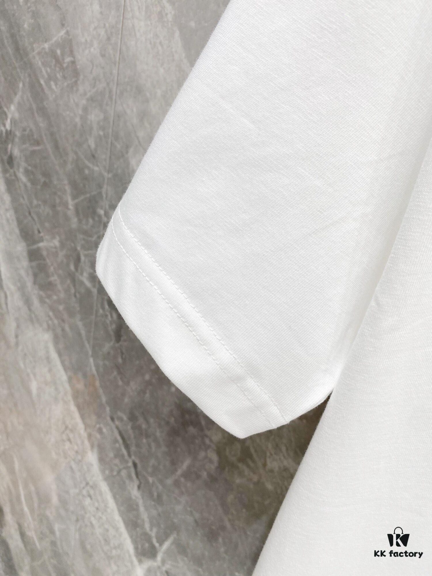 Prada 25SS New Arrival Round Neck T-Shirt! Must-Have for Trendsetters! Custom 3D Rubber Logo on Chest, Classic Colors with Stylish Appeal, Youthful and Vibrant Look! Crafted from 280g High-Quality Cotton, Exceptionally Comfortable to Wear and Touch, Smooth and Premium Feel!