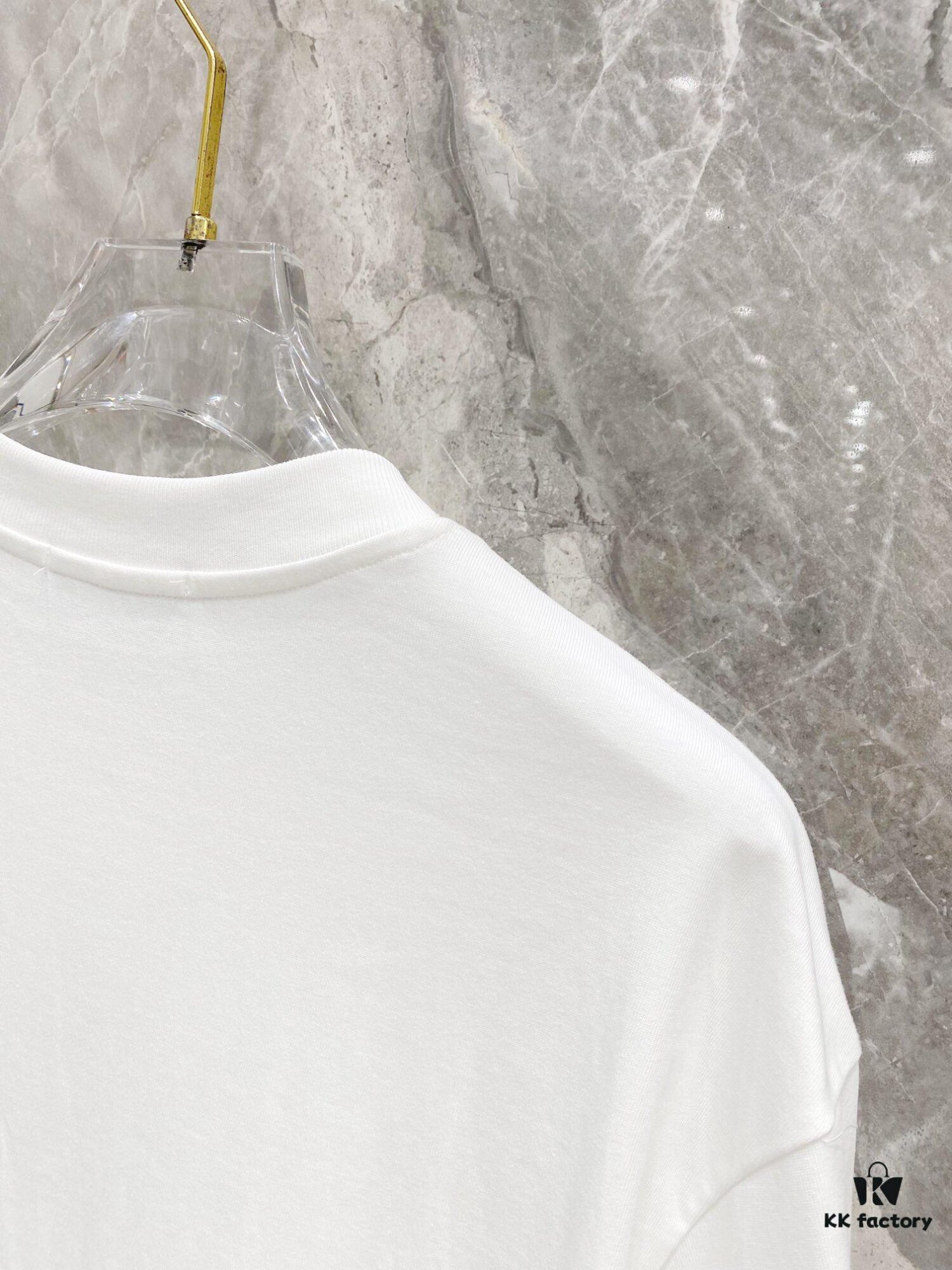 Prada 25SS New Arrival Round Neck T-Shirt! Must-Have for Trendsetters! Custom 3D Rubber Logo on Chest, Classic Colors with Stylish Appeal, Youthful and Vibrant Look! Crafted from 280g High-Quality Cotton, Exceptionally Comfortable to Wear and Touch, Smooth and Premium Feel!