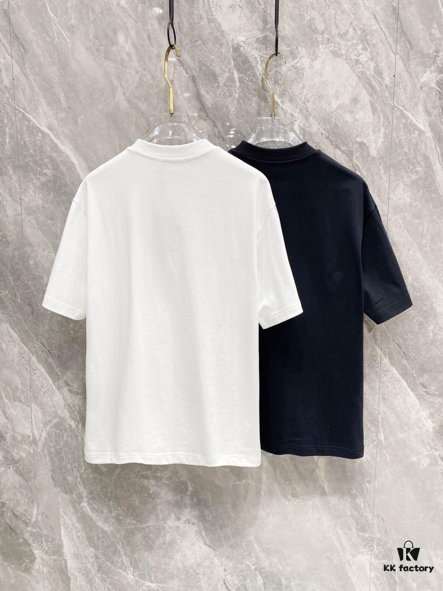Prada 25SS New Arrival Round Neck T-Shirt! Must-Have for Trendsetters! Custom 3D Rubber Logo on Chest, Classic Colors with Stylish Appeal, Youthful and Vibrant Look! Crafted from 280g High-Quality Cotton, Exceptionally Comfortable to Wear and Touch, Smooth and Premium Feel!