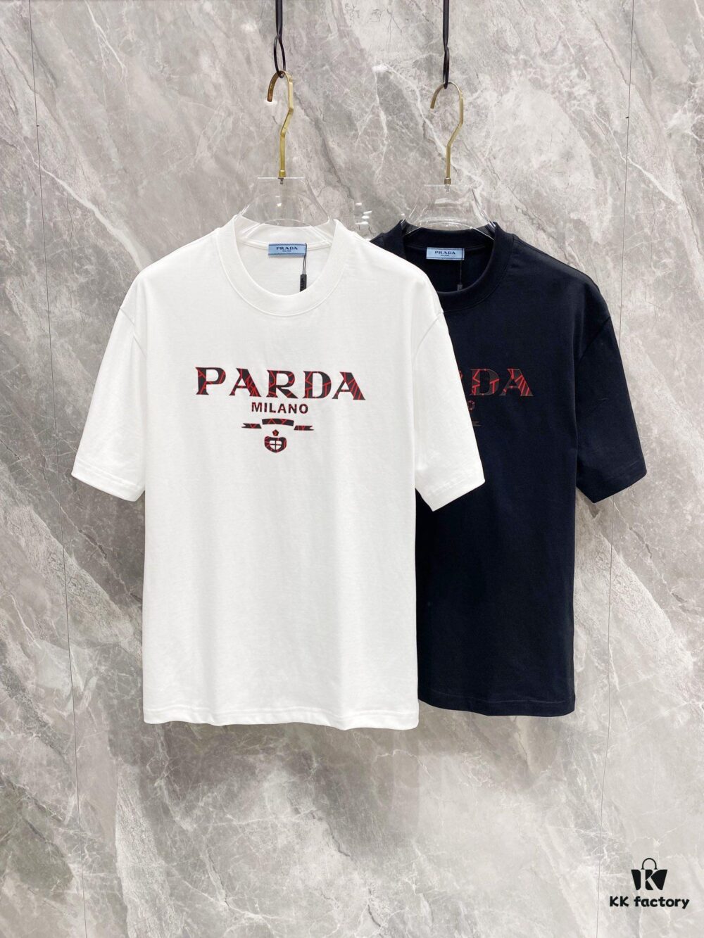 Prada 25SS New Round Neck T-Shirt! Must-Have for Fashion Enthusiasts! Custom 3D Rubber Logo on Chest, Classic Colors with Stylish Appeal, Youthful and Vibrant Design. Crafted from 280g High-Quality Cotton for Exceptional Comfort and Soft, Textured Handfeel.