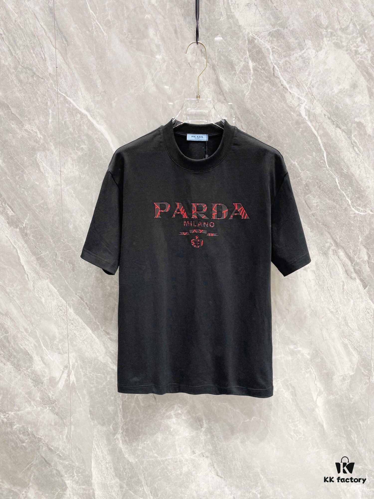 Prada 25SS New Round Neck T-Shirt! Must-Have for Fashion Enthusiasts! Custom 3D Rubber Logo on Chest, Classic Colors with Stylish Appeal, Youthful and Vibrant Design. Crafted from 280g High-Quality Cotton for Exceptional Comfort and Soft, Textured Handfeel.