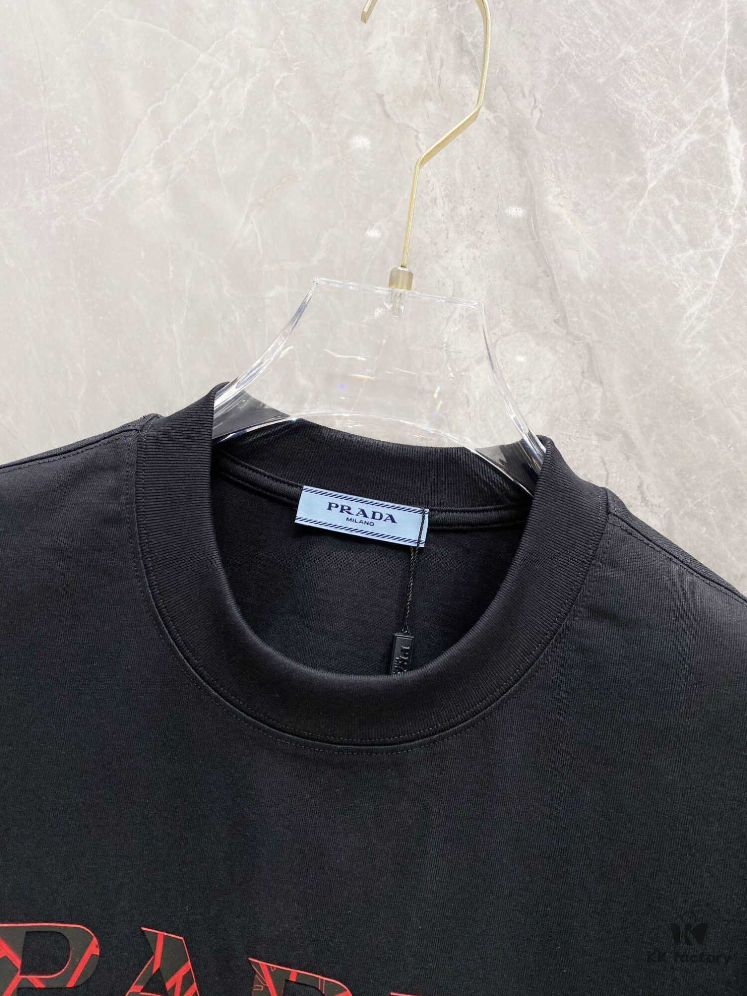 Prada 25SS New Round Neck T-Shirt! Must-Have for Fashion Enthusiasts! Custom 3D Rubber Logo on Chest, Classic Colors with Stylish Appeal, Youthful and Vibrant Design. Crafted from 280g High-Quality Cotton for Exceptional Comfort and Soft, Textured Handfeel.
