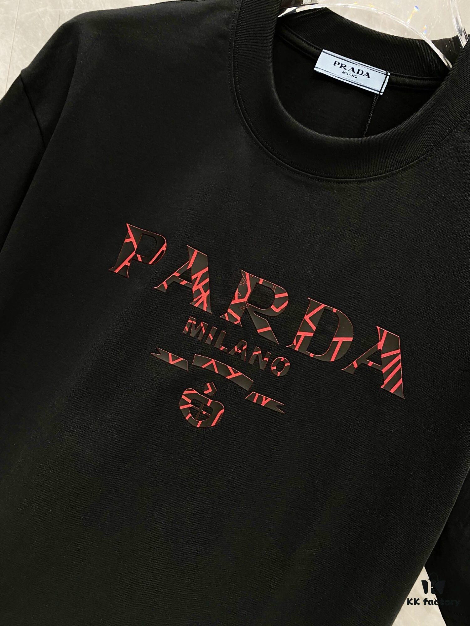 Prada 25SS New Round Neck T-Shirt! Must-Have for Fashion Enthusiasts! Custom 3D Rubber Logo on Chest, Classic Colors with Stylish Appeal, Youthful and Vibrant Design. Crafted from 280g High-Quality Cotton for Exceptional Comfort and Soft, Textured Handfeel.