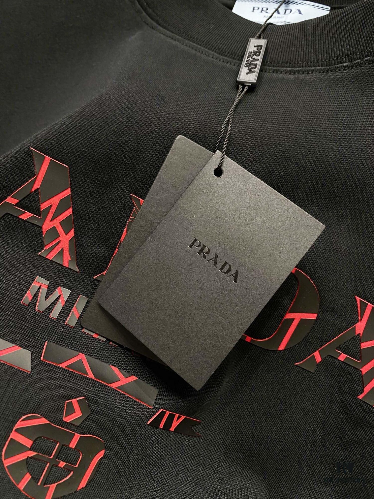 Prada 25SS New Round Neck T-Shirt! Must-Have for Fashion Enthusiasts! Custom 3D Rubber Logo on Chest, Classic Colors with Stylish Appeal, Youthful and Vibrant Design. Crafted from 280g High-Quality Cotton for Exceptional Comfort and Soft, Textured Handfeel.