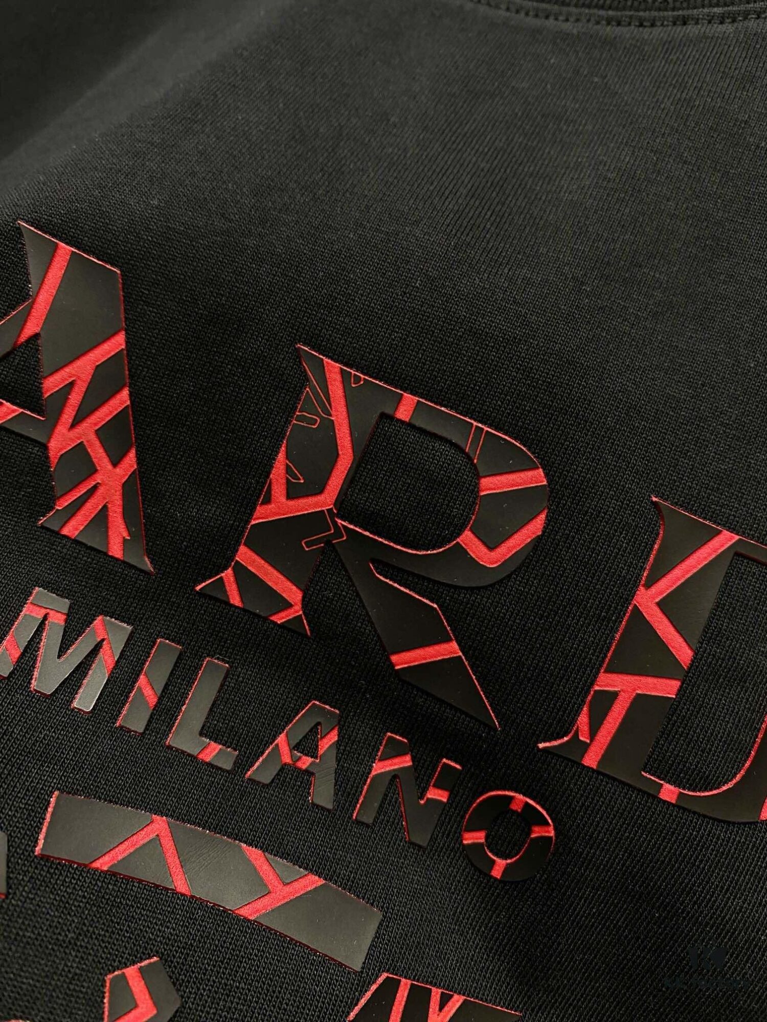 Prada 25SS New Round Neck T-Shirt! Must-Have for Fashion Enthusiasts! Custom 3D Rubber Logo on Chest, Classic Colors with Stylish Appeal, Youthful and Vibrant Design. Crafted from 280g High-Quality Cotton for Exceptional Comfort and Soft, Textured Handfeel.