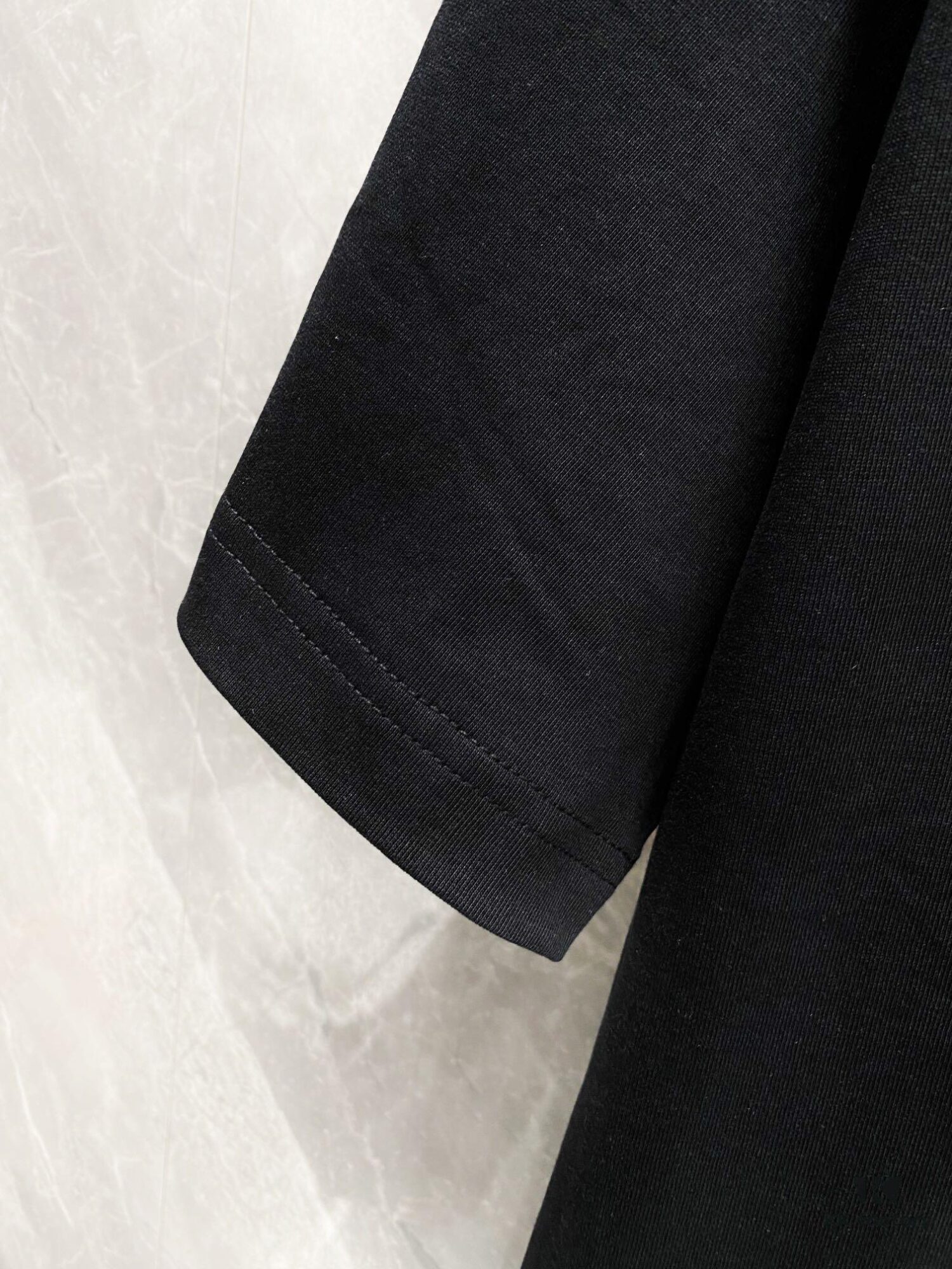 Prada 25SS New Round Neck T-Shirt! Must-Have for Fashion Enthusiasts! Custom 3D Rubber Logo on Chest, Classic Colors with Stylish Appeal, Youthful and Vibrant Design. Crafted from 280g High-Quality Cotton for Exceptional Comfort and Soft, Textured Handfeel.