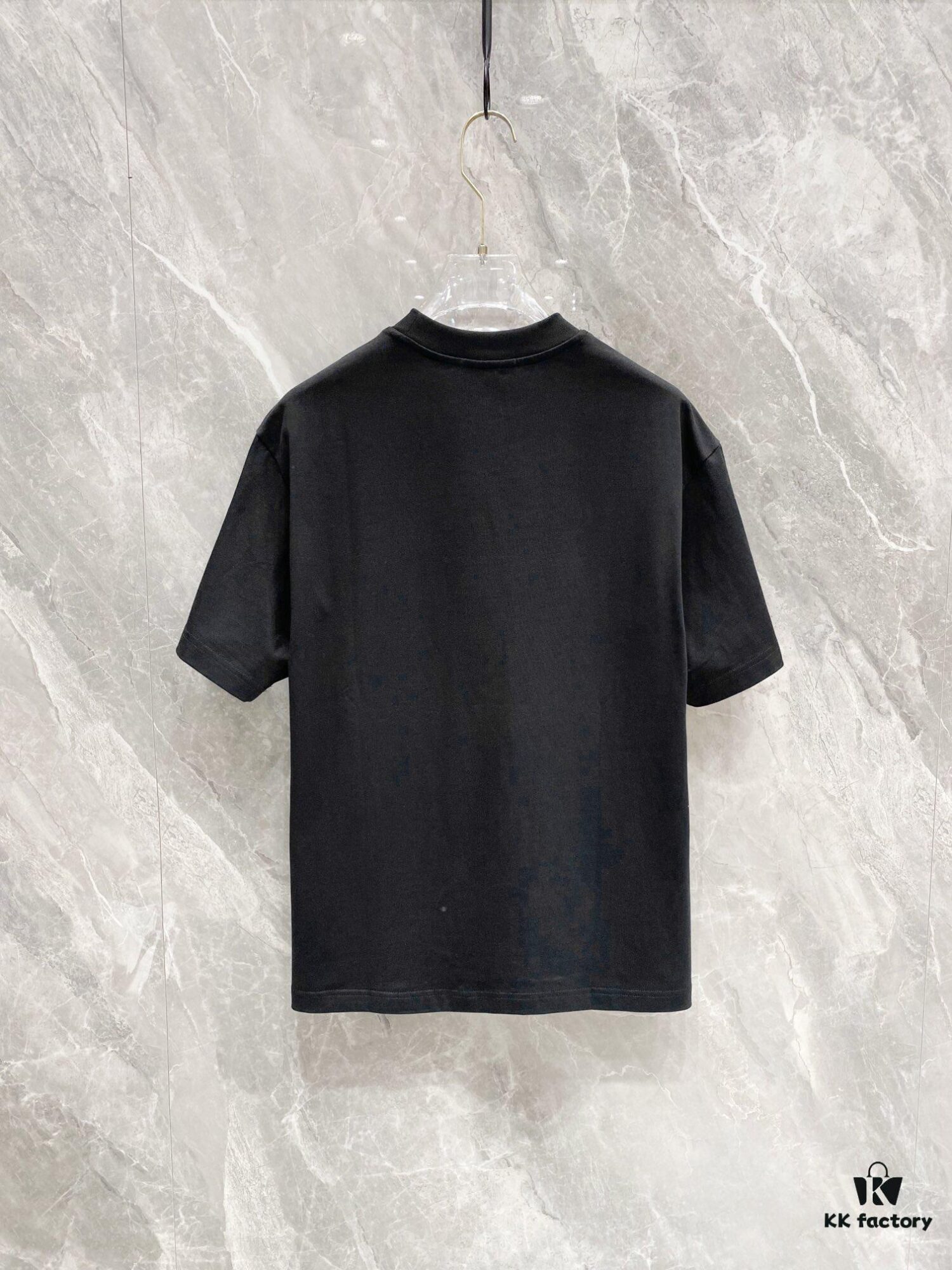 Prada 25SS New Round Neck T-Shirt! Must-Have for Fashion Enthusiasts! Custom 3D Rubber Logo on Chest, Classic Colors with Stylish Appeal, Youthful and Vibrant Design. Crafted from 280g High-Quality Cotton for Exceptional Comfort and Soft, Textured Handfeel.
