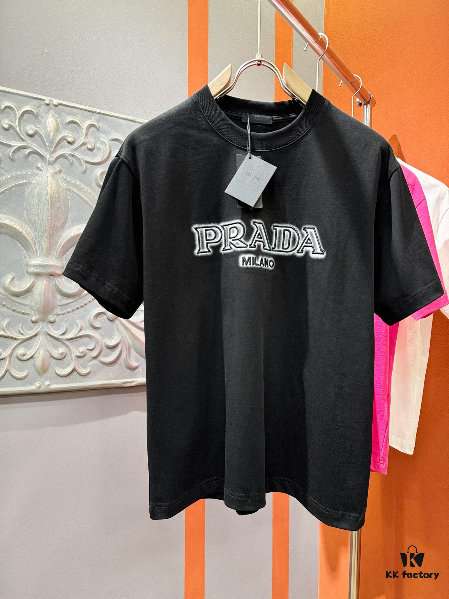 PRADA 2025 Spring/Summer New Short Sleeve T-Shirt! Runway-Inspired Fashion Casual Tee with Signature Logo Design! Premium 260g 100% Cotton Fabric, Soft and Skin-Friendly Texture, Exceptional Comfort and Breathability. A Gender-Neutral Unisex Style for Couples, Redefining Contemporary Fashion Elegance. Distinguished from Market Versions  ️ High-End Collection!