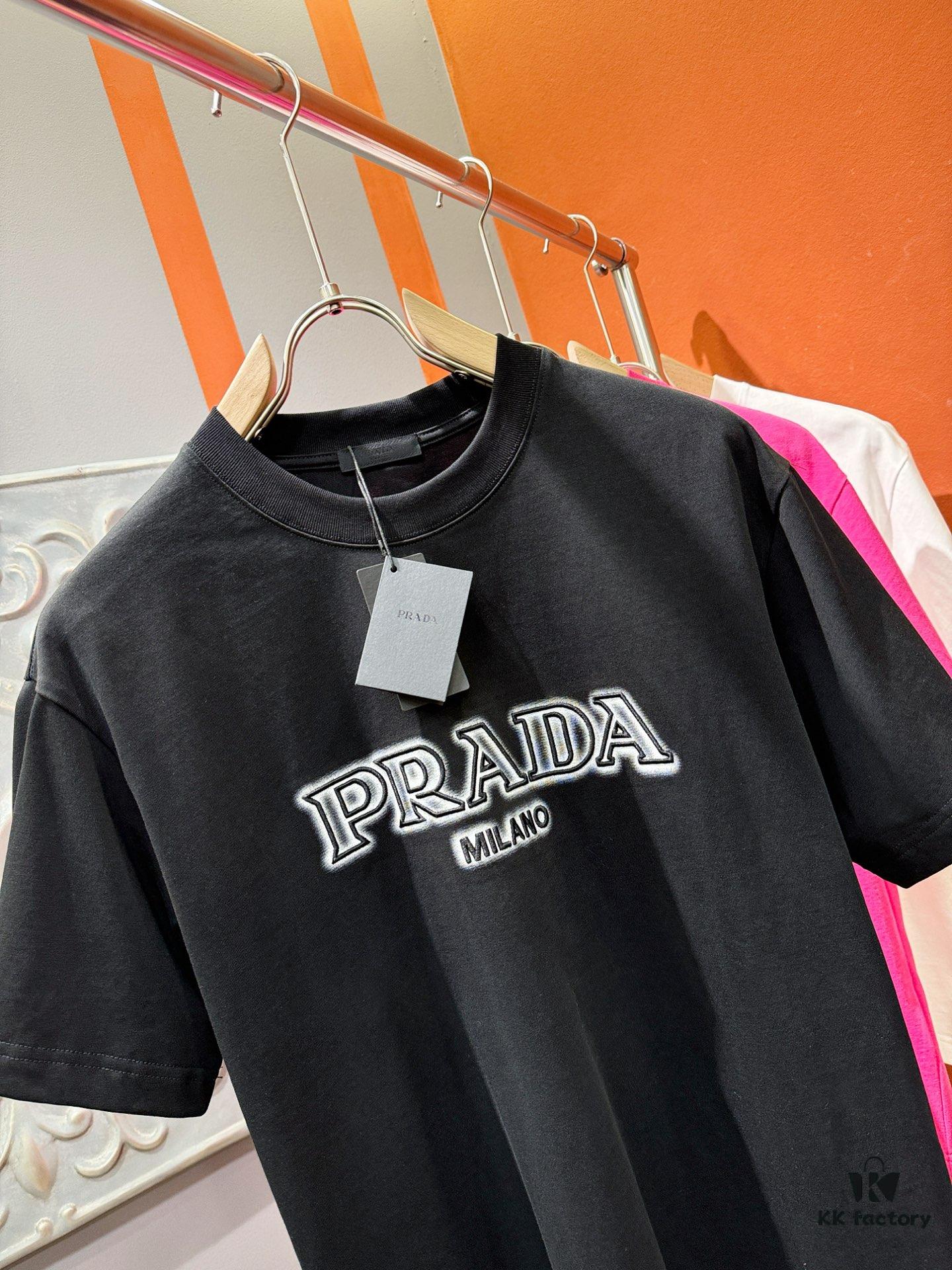 PRADA 2025 Spring/Summer New Short Sleeve T-Shirt! Runway-Inspired Fashion Casual Tee with Signature Logo Design! Premium 260g 100% Cotton Fabric, Soft and Skin-Friendly Texture, Exceptional Comfort and Breathability. A Gender-Neutral Unisex Style for Couples, Redefining Contemporary Fashion Elegance. Distinguished from Market Versions  ️ High-End Collection!