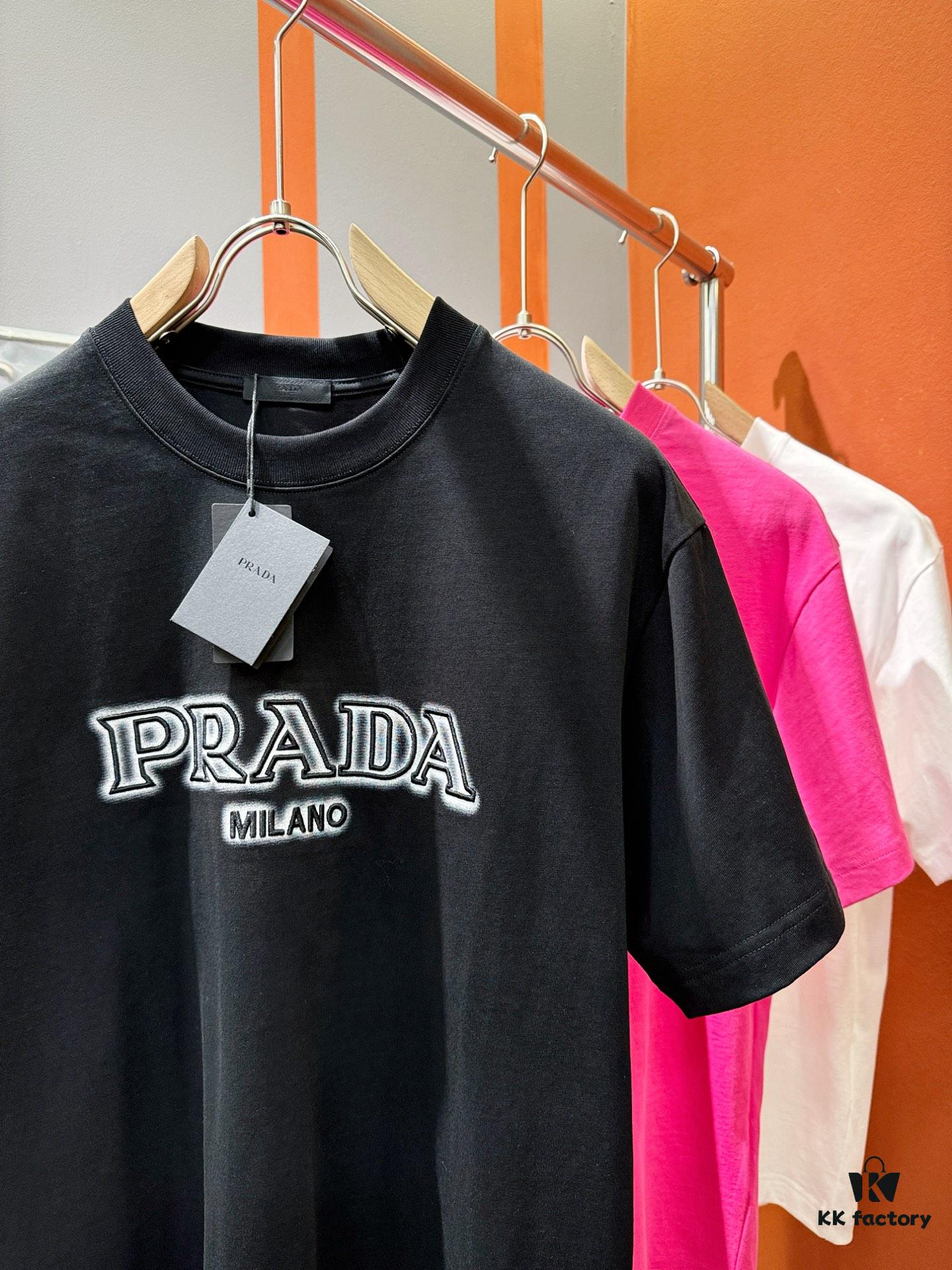 PRADA 2025 Spring/Summer New Short Sleeve T-Shirt! Runway-Inspired Fashion Casual Tee with Signature Logo Design! Premium 260g 100% Cotton Fabric, Soft and Skin-Friendly Texture, Exceptional Comfort and Breathability. A Gender-Neutral Unisex Style for Couples, Redefining Contemporary Fashion Elegance. Distinguished from Market Versions  ️ High-End Collection!
