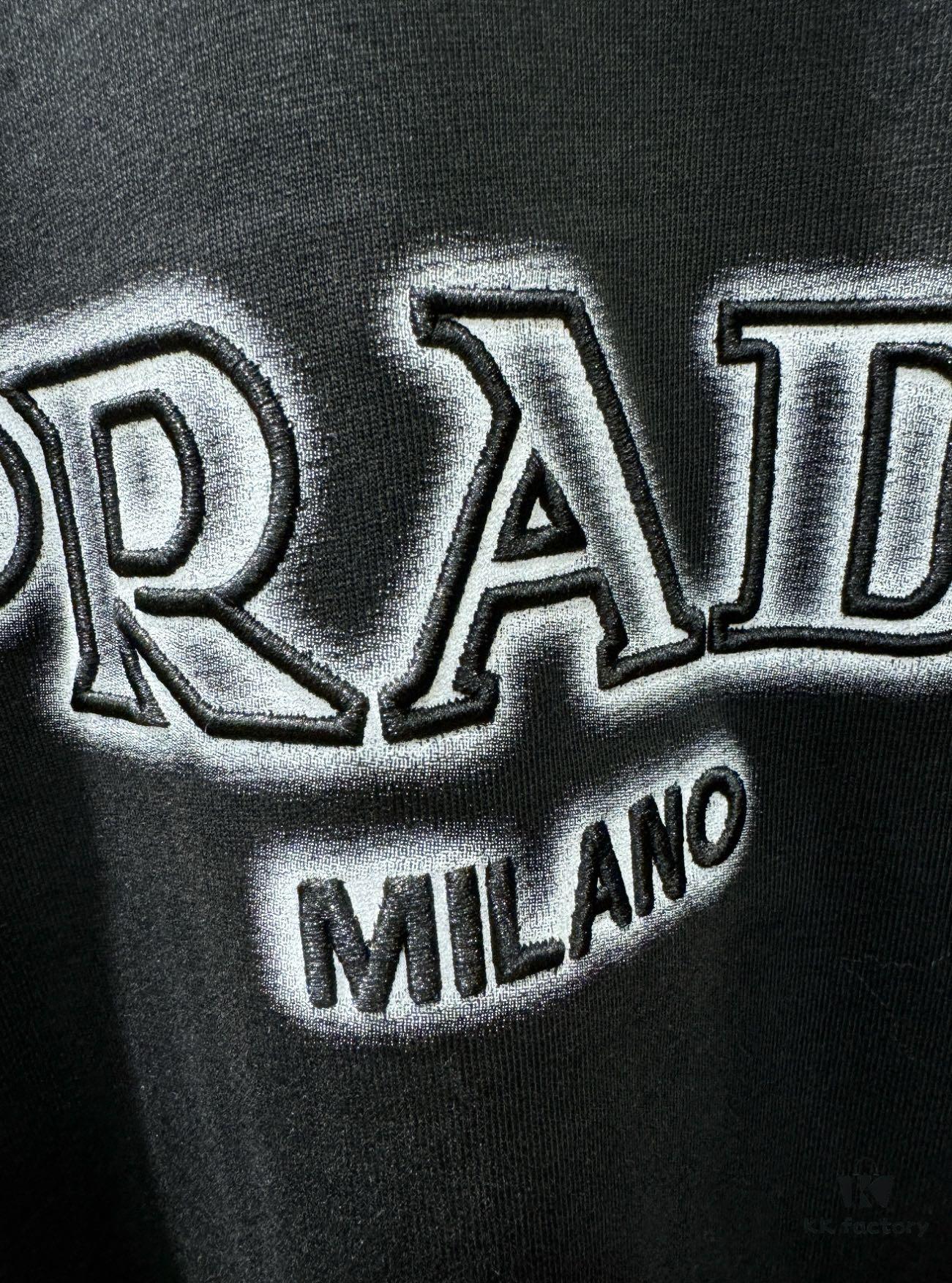 PRADA 2025 Spring/Summer New Short Sleeve T-Shirt! Runway-Inspired Fashion Casual Tee with Signature Logo Design! Premium 260g 100% Cotton Fabric, Soft and Skin-Friendly Texture, Exceptional Comfort and Breathability. A Gender-Neutral Unisex Style for Couples, Redefining Contemporary Fashion Elegance. Distinguished from Market Versions  ️ High-End Collection!
