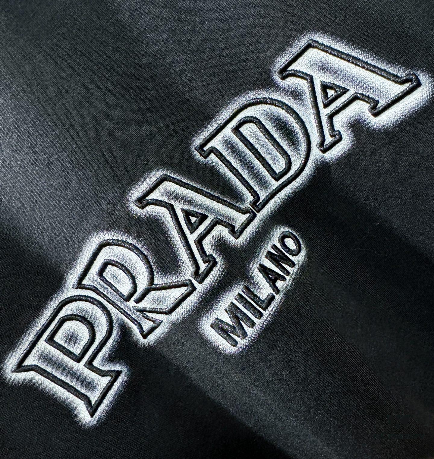 PRADA 2025 Spring/Summer New Short Sleeve T-Shirt! Runway-Inspired Fashion Casual Tee with Signature Logo Design! Premium 260g 100% Cotton Fabric, Soft and Skin-Friendly Texture, Exceptional Comfort and Breathability. A Gender-Neutral Unisex Style for Couples, Redefining Contemporary Fashion Elegance. Distinguished from Market Versions  ️ High-End Collection!