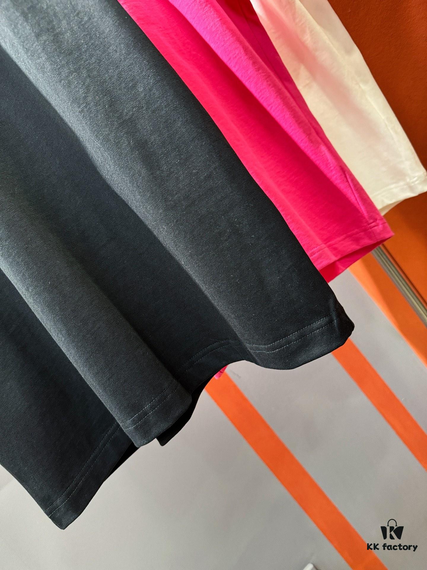 PRADA 2025 Spring/Summer New Short Sleeve T-Shirt! Runway-Inspired Fashion Casual Tee with Signature Logo Design! Premium 260g 100% Cotton Fabric, Soft and Skin-Friendly Texture, Exceptional Comfort and Breathability. A Gender-Neutral Unisex Style for Couples, Redefining Contemporary Fashion Elegance. Distinguished from Market Versions  ️ High-End Collection!