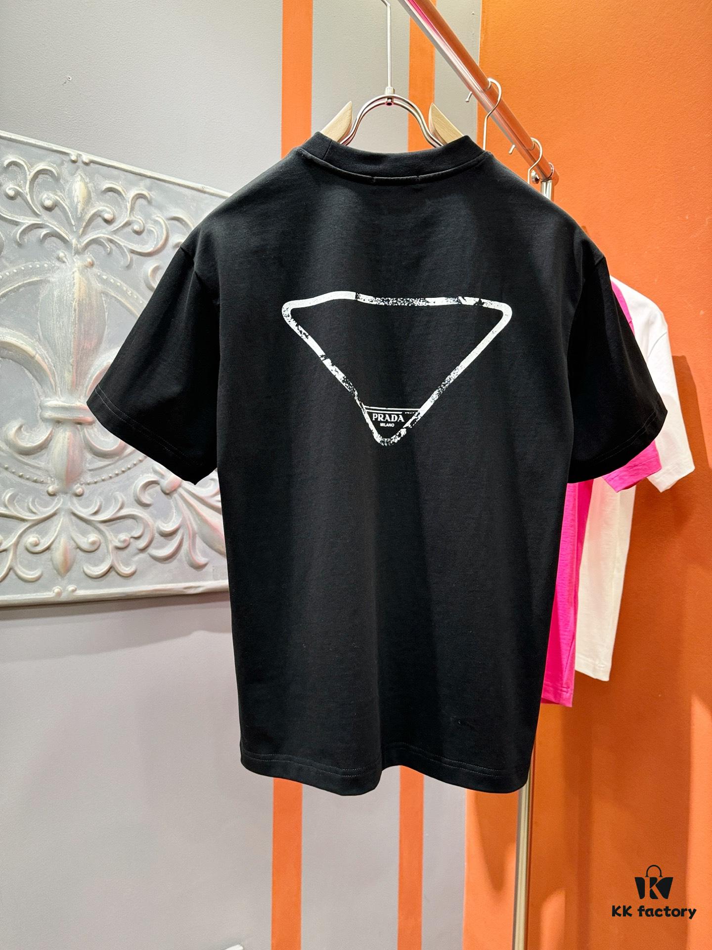 PRADA 2025 Spring/Summer New Short Sleeve T-Shirt! Runway-Inspired Fashion Casual Tee with Signature Logo Design! Premium 260g 100% Cotton Fabric, Soft and Skin-Friendly Texture, Exceptional Comfort and Breathability. A Gender-Neutral Unisex Style for Couples, Redefining Contemporary Fashion Elegance. Distinguished from Market Versions  ️ High-End Collection!