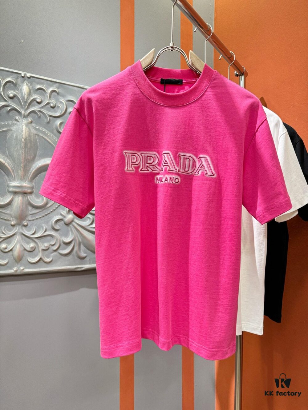 PRADA 2025 Spring/Summer New Short Sleeve T-Shirt! Runway Pattern Fashion Casual Tee with Designer Logo – Premium 260g 100% Cotton Fabric, Soft and Skin-Friendly, Exceptionally Comfortable and Breathable. Unisex Couple Style Redefines Modern Fashion Elegance. Exclusive High-End Collection, Distinguished from Market Versions