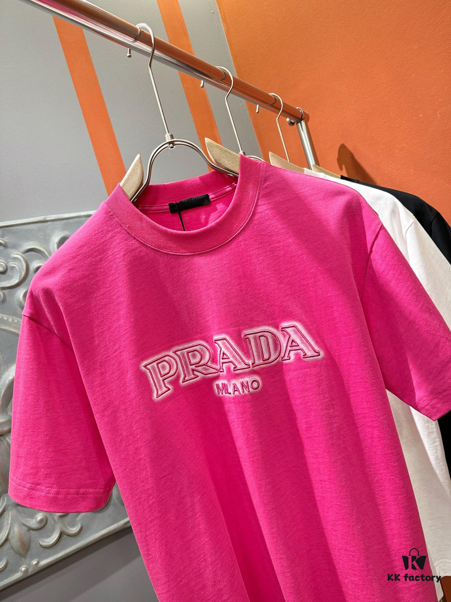 PRADA 2025 Spring/Summer New Short Sleeve T-Shirt! Runway Pattern Fashion Casual Tee with Designer Logo – Premium 260g 100% Cotton Fabric, Soft and Skin-Friendly, Exceptionally Comfortable and Breathable. Unisex Couple Style Redefines Modern Fashion Elegance. Exclusive High-End Collection, Distinguished from Market Versions