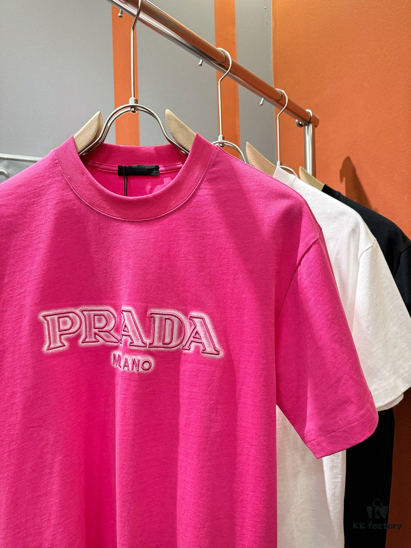 PRADA 2025 Spring/Summer New Short Sleeve T-Shirt! Runway Pattern Fashion Casual Tee with Designer Logo – Premium 260g 100% Cotton Fabric, Soft and Skin-Friendly, Exceptionally Comfortable and Breathable. Unisex Couple Style Redefines Modern Fashion Elegance. Exclusive High-End Collection, Distinguished from Market Versions