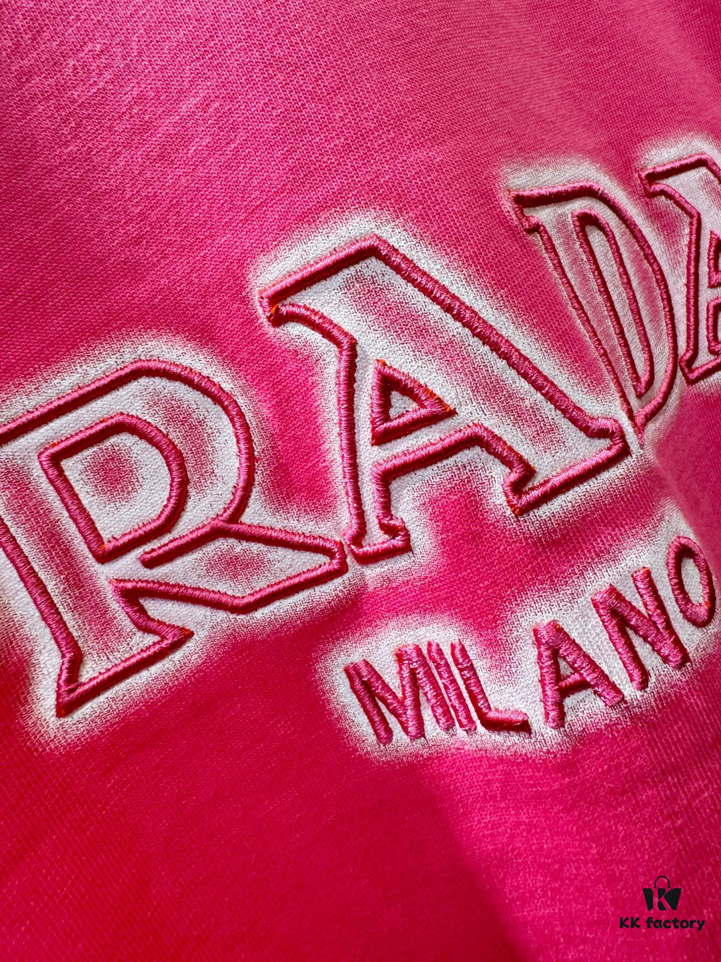 PRADA 2025 Spring/Summer New Short Sleeve T-Shirt! Runway Pattern Fashion Casual Tee with Designer Logo – Premium 260g 100% Cotton Fabric, Soft and Skin-Friendly, Exceptionally Comfortable and Breathable. Unisex Couple Style Redefines Modern Fashion Elegance. Exclusive High-End Collection, Distinguished from Market Versions