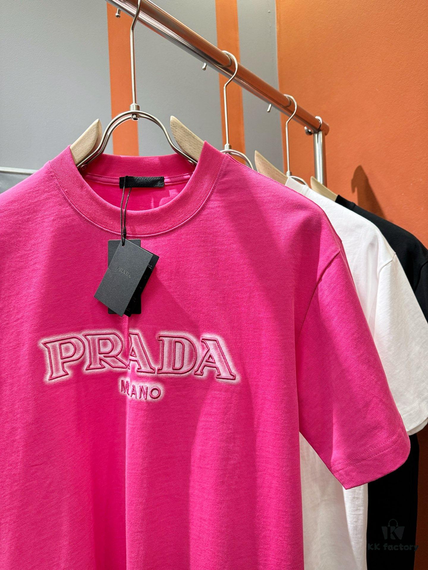 PRADA 2025 Spring/Summer New Short Sleeve T-Shirt! Runway Pattern Fashion Casual Tee with Designer Logo – Premium 260g 100% Cotton Fabric, Soft and Skin-Friendly, Exceptionally Comfortable and Breathable. Unisex Couple Style Redefines Modern Fashion Elegance. Exclusive High-End Collection, Distinguished from Market Versions
