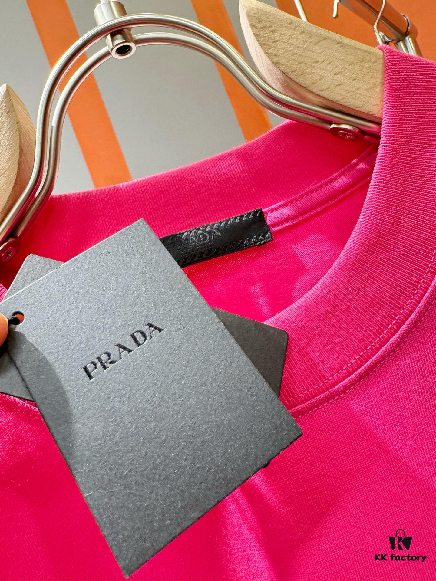 PRADA 2025 Spring/Summer New Short Sleeve T-Shirt! Runway Pattern Fashion Casual Tee with Designer Logo – Premium 260g 100% Cotton Fabric, Soft and Skin-Friendly, Exceptionally Comfortable and Breathable. Unisex Couple Style Redefines Modern Fashion Elegance. Exclusive High-End Collection, Distinguished from Market Versions