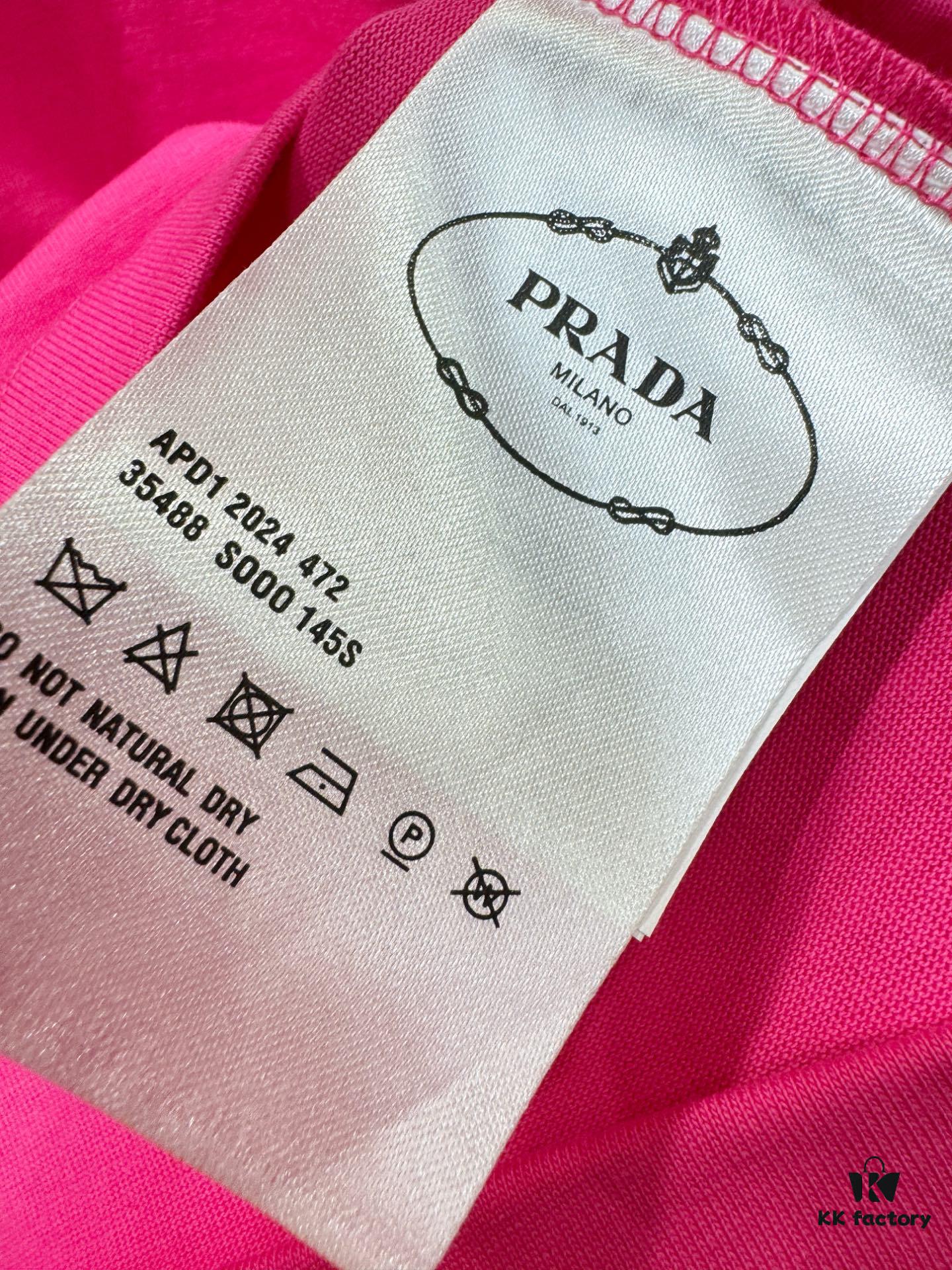 PRADA 2025 Spring/Summer New Short Sleeve T-Shirt! Runway Pattern Fashion Casual Tee with Designer Logo – Premium 260g 100% Cotton Fabric, Soft and Skin-Friendly, Exceptionally Comfortable and Breathable. Unisex Couple Style Redefines Modern Fashion Elegance. Exclusive High-End Collection, Distinguished from Market Versions