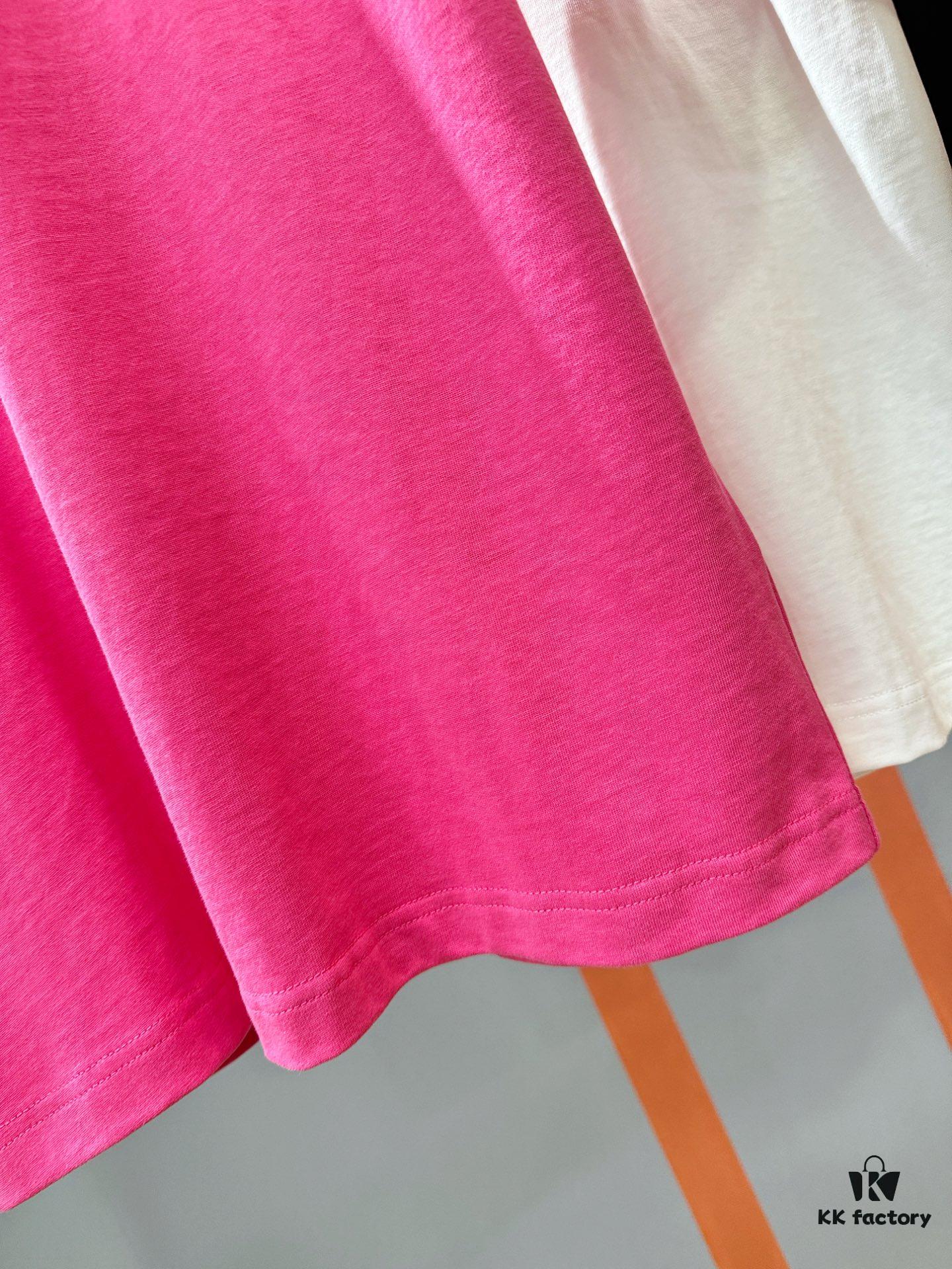 PRADA 2025 Spring/Summer New Short Sleeve T-Shirt! Runway Pattern Fashion Casual Tee with Designer Logo – Premium 260g 100% Cotton Fabric, Soft and Skin-Friendly, Exceptionally Comfortable and Breathable. Unisex Couple Style Redefines Modern Fashion Elegance. Exclusive High-End Collection, Distinguished from Market Versions