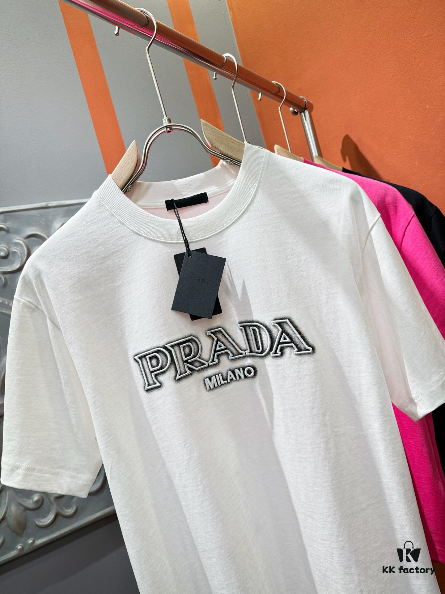 PRADA 2025 Spring/Summer New Arrival Short Sleeve T-Shirt! Runway-Inspired Fashion Casual Tee with Signature Logo Design! Premium 260g 100% Cotton Fabric, Soft and Skin-Friendly Texture, Exceptional Comfort and Breathability – Truly Irresistible in Person! Gender-Neutral Unisex Style for Couples, Redefining Contemporary Fashion Elegance! Distinguished from Standard Market Versions  ️ High-End Collection!