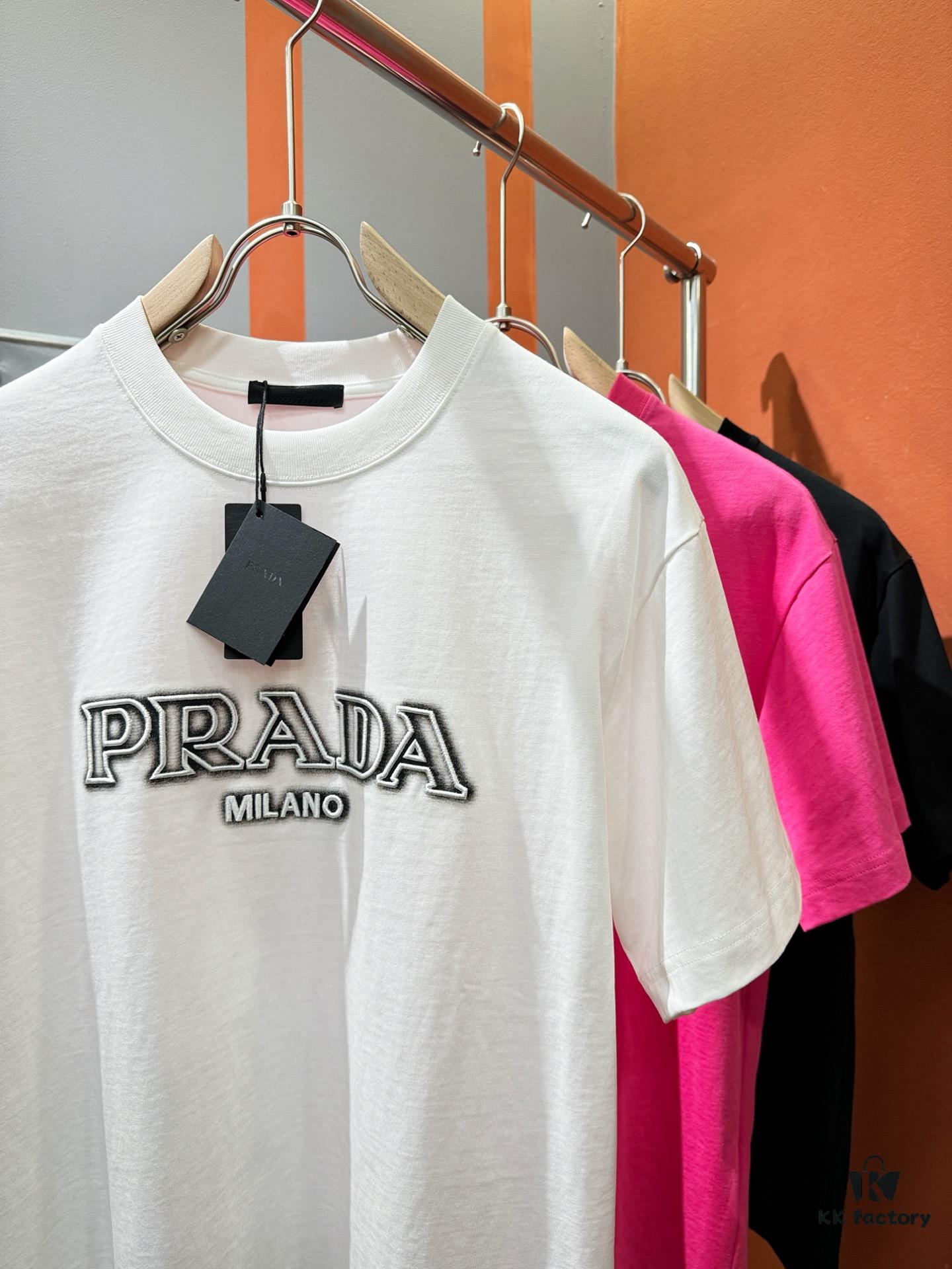 PRADA 2025 Spring/Summer New Arrival Short Sleeve T-Shirt! Runway-Inspired Fashion Casual Tee with Signature Logo Design! Premium 260g 100% Cotton Fabric, Soft and Skin-Friendly Texture, Exceptional Comfort and Breathability – Truly Irresistible in Person! Gender-Neutral Unisex Style for Couples, Redefining Contemporary Fashion Elegance! Distinguished from Standard Market Versions  ️ High-End Collection!