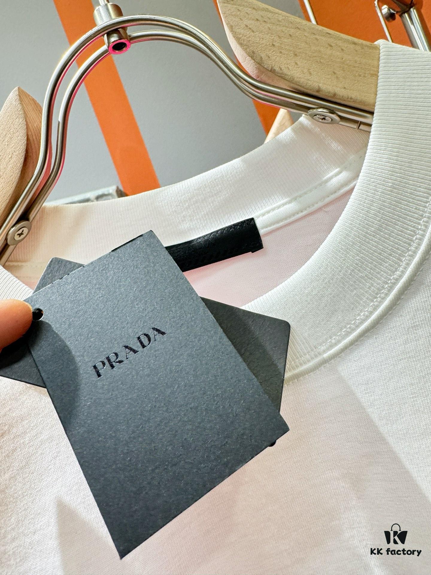 PRADA 2025 Spring/Summer New Arrival Short Sleeve T-Shirt! Runway-Inspired Fashion Casual Tee with Signature Logo Design! Premium 260g 100% Cotton Fabric, Soft and Skin-Friendly Texture, Exceptional Comfort and Breathability – Truly Irresistible in Person! Gender-Neutral Unisex Style for Couples, Redefining Contemporary Fashion Elegance! Distinguished from Standard Market Versions  ️ High-End Collection!