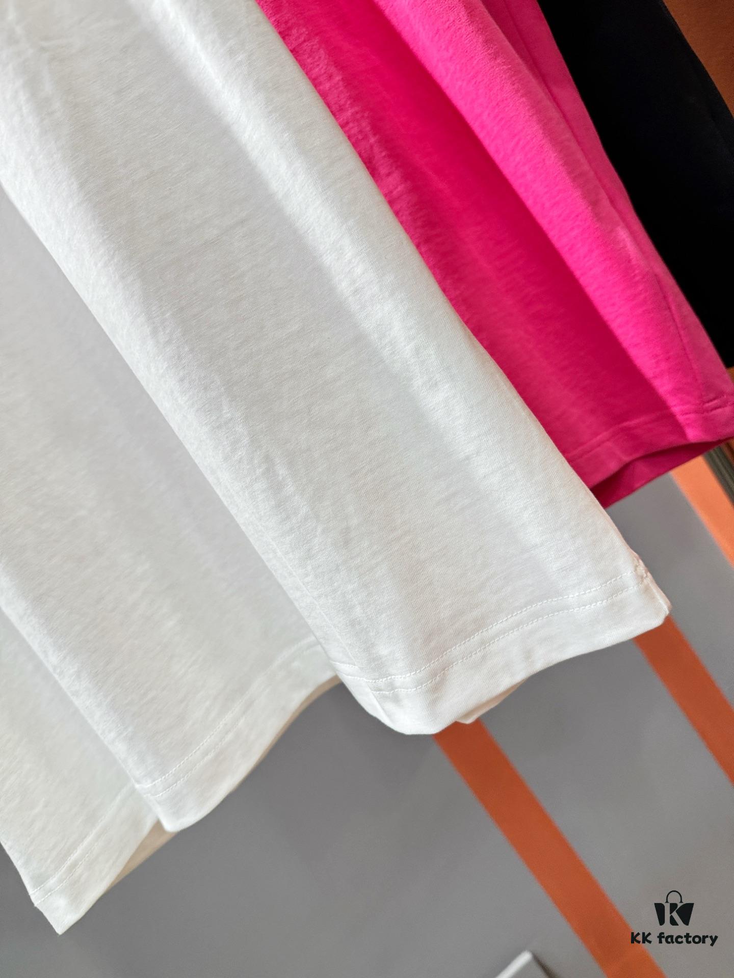 PRADA 2025 Spring/Summer New Arrival Short Sleeve T-Shirt! Runway-Inspired Fashion Casual Tee with Signature Logo Design! Premium 260g 100% Cotton Fabric, Soft and Skin-Friendly Texture, Exceptional Comfort and Breathability – Truly Irresistible in Person! Gender-Neutral Unisex Style for Couples, Redefining Contemporary Fashion Elegance! Distinguished from Standard Market Versions  ️ High-End Collection!