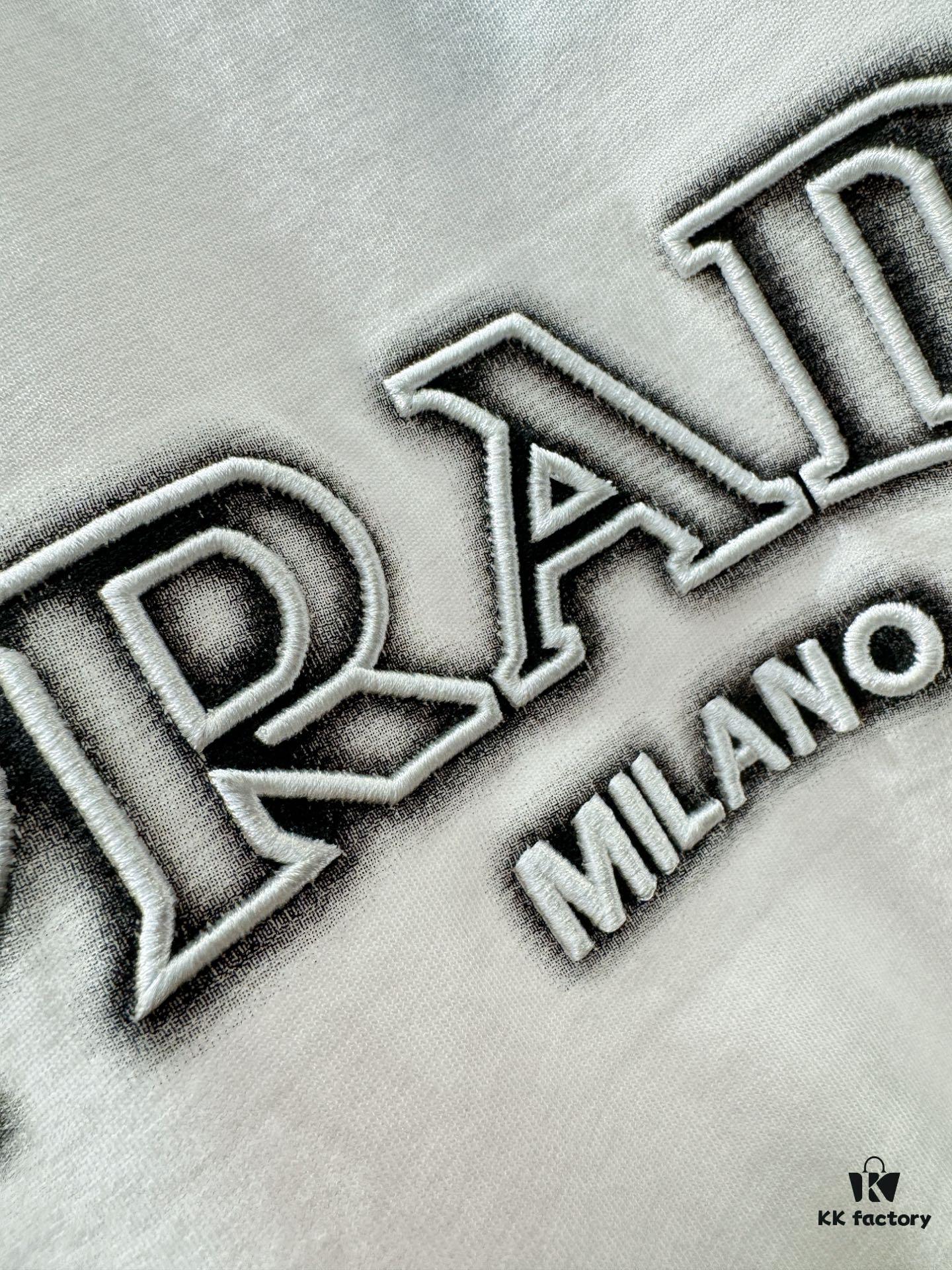 PRADA 2025 Spring/Summer New Arrival Short Sleeve T-Shirt! Runway-Inspired Fashion Casual Tee with Signature Logo Design! Premium 260g 100% Cotton Fabric, Soft and Skin-Friendly Texture, Exceptional Comfort and Breathability – Truly Irresistible in Person! Gender-Neutral Unisex Style for Couples, Redefining Contemporary Fashion Elegance! Distinguished from Standard Market Versions  ️ High-End Collection!