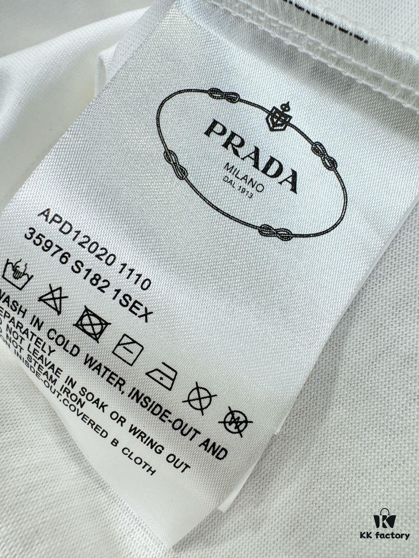 PRADA 2025 Spring/Summer New Arrival Short Sleeve T-Shirt! Runway-Inspired Fashion Casual Tee with Signature Logo Design! Premium 260g 100% Cotton Fabric, Soft and Skin-Friendly Texture, Exceptional Comfort and Breathability – Truly Irresistible in Person! Gender-Neutral Unisex Style for Couples, Redefining Contemporary Fashion Elegance! Distinguished from Standard Market Versions  ️ High-End Collection!