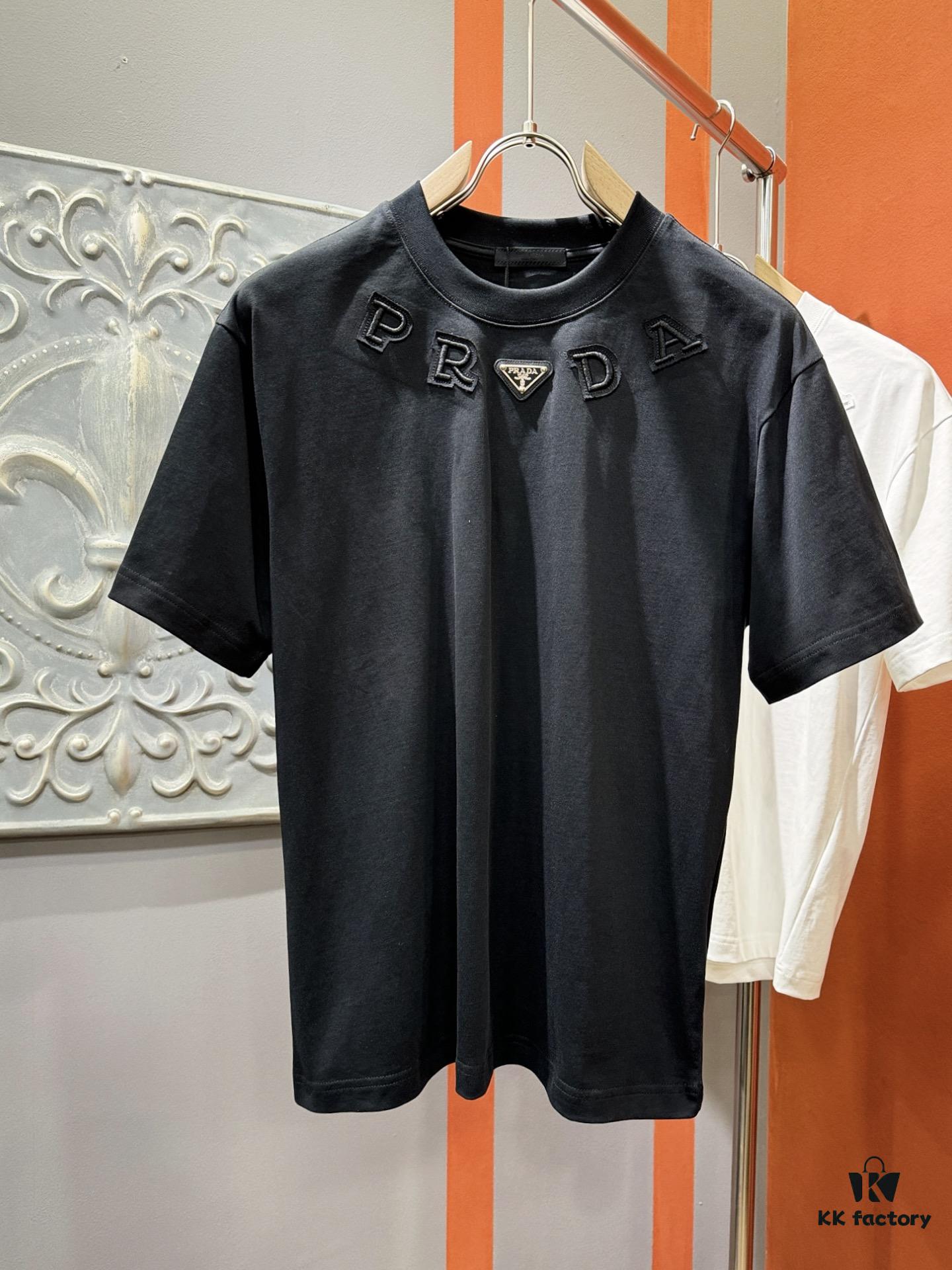 PRADA 2025 Spring/Summer New Short Sleeve T-Shirt! Runway-Inspired Fashion Casual Tee with Signature Logo Design! Premium 100% Cotton Fabric, Soft and Skin-Friendly Texture, Exceptional Comfort and Breathability – Truly Irresistible in Person! Relaxed Fit with Slightly Dropped Shoulder and Round Neck, Gender-Neutral Unisex Cut for Couples, Redefining Contemporary Style! Distinct from Market Versions, Complete with Three Authentic Labels, Unisex Design. High-End Collection!