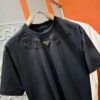 PRADA 2025 Spring/Summer New Short Sleeve T-Shirt! Runway-Inspired Fashion Casual Tee with Signature Logo Design! Premium 100% Cotton Fabric, Soft and Skin-Friendly Texture, Exceptional Comfort and Breathability – Truly Irresistible in Person! Relaxed Fit with Slightly Dropped Shoulder and Round Neck, Gender-Neutral Unisex Cut for Couples, Redefining Contemporary Style! Distinct from Market Versions, Complete with Three Authentic Labels, Unisex Design. High-End Collection!