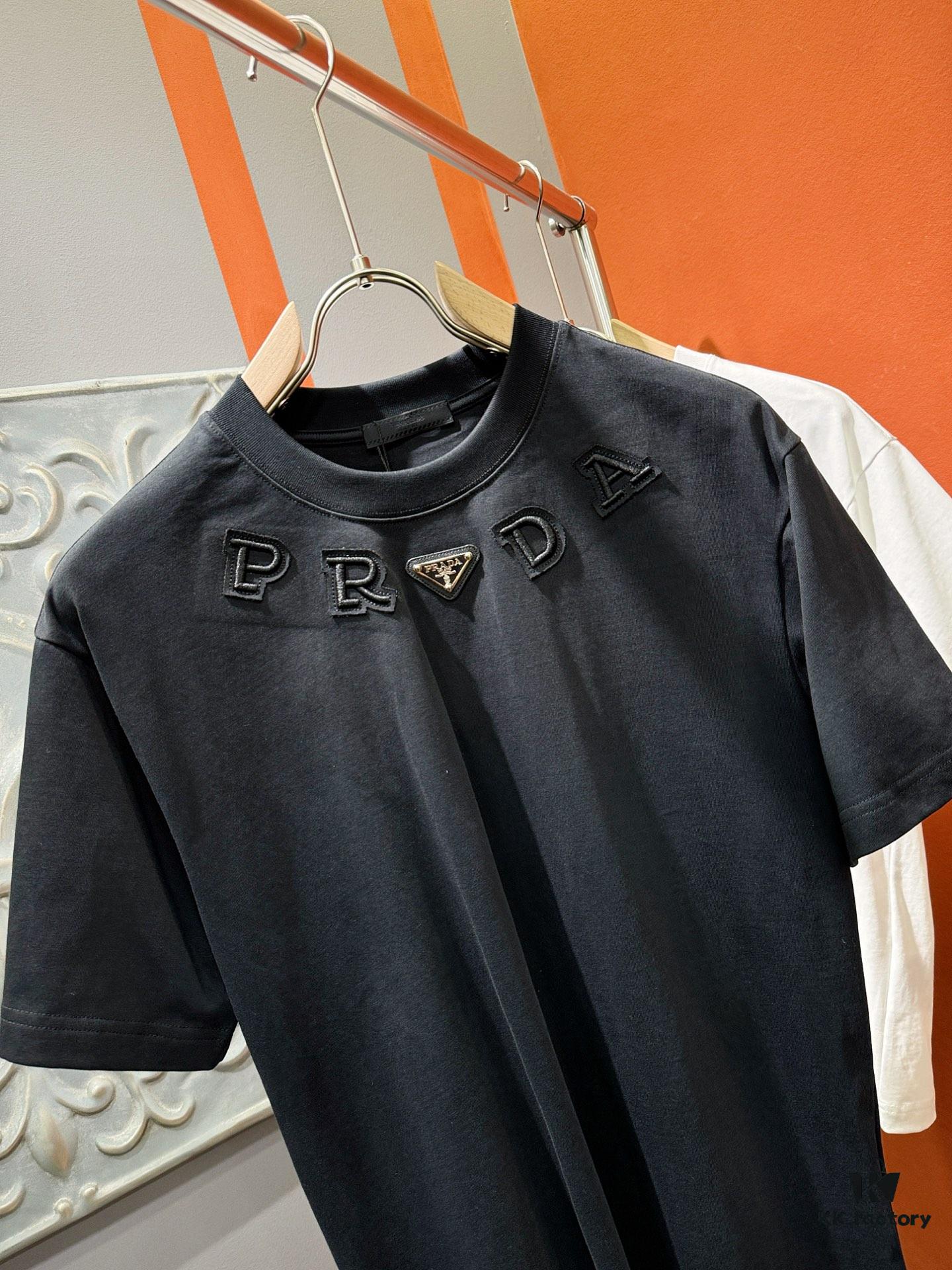 PRADA 2025 Spring/Summer New Short Sleeve T-Shirt! Runway-Inspired Fashion Casual Tee with Signature Logo Design! Premium 100% Cotton Fabric, Soft and Skin-Friendly Texture, Exceptional Comfort and Breathability – Truly Irresistible in Person! Relaxed Fit with Slightly Dropped Shoulder and Round Neck, Gender-Neutral Unisex Cut for Couples, Redefining Contemporary Style! Distinct from Market Versions, Complete with Three Authentic Labels, Unisex Design. High-End Collection!