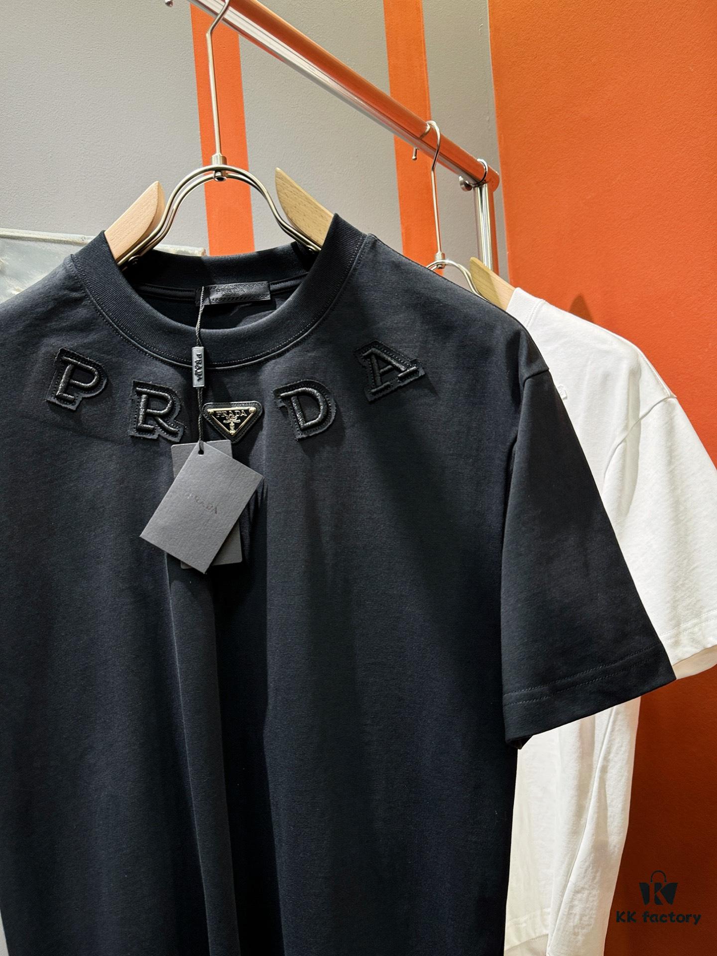 PRADA 2025 Spring/Summer New Short Sleeve T-Shirt! Runway-Inspired Fashion Casual Tee with Signature Logo Design! Premium 100% Cotton Fabric, Soft and Skin-Friendly Texture, Exceptional Comfort and Breathability – Truly Irresistible in Person! Relaxed Fit with Slightly Dropped Shoulder and Round Neck, Gender-Neutral Unisex Cut for Couples, Redefining Contemporary Style! Distinct from Market Versions, Complete with Three Authentic Labels, Unisex Design. High-End Collection!