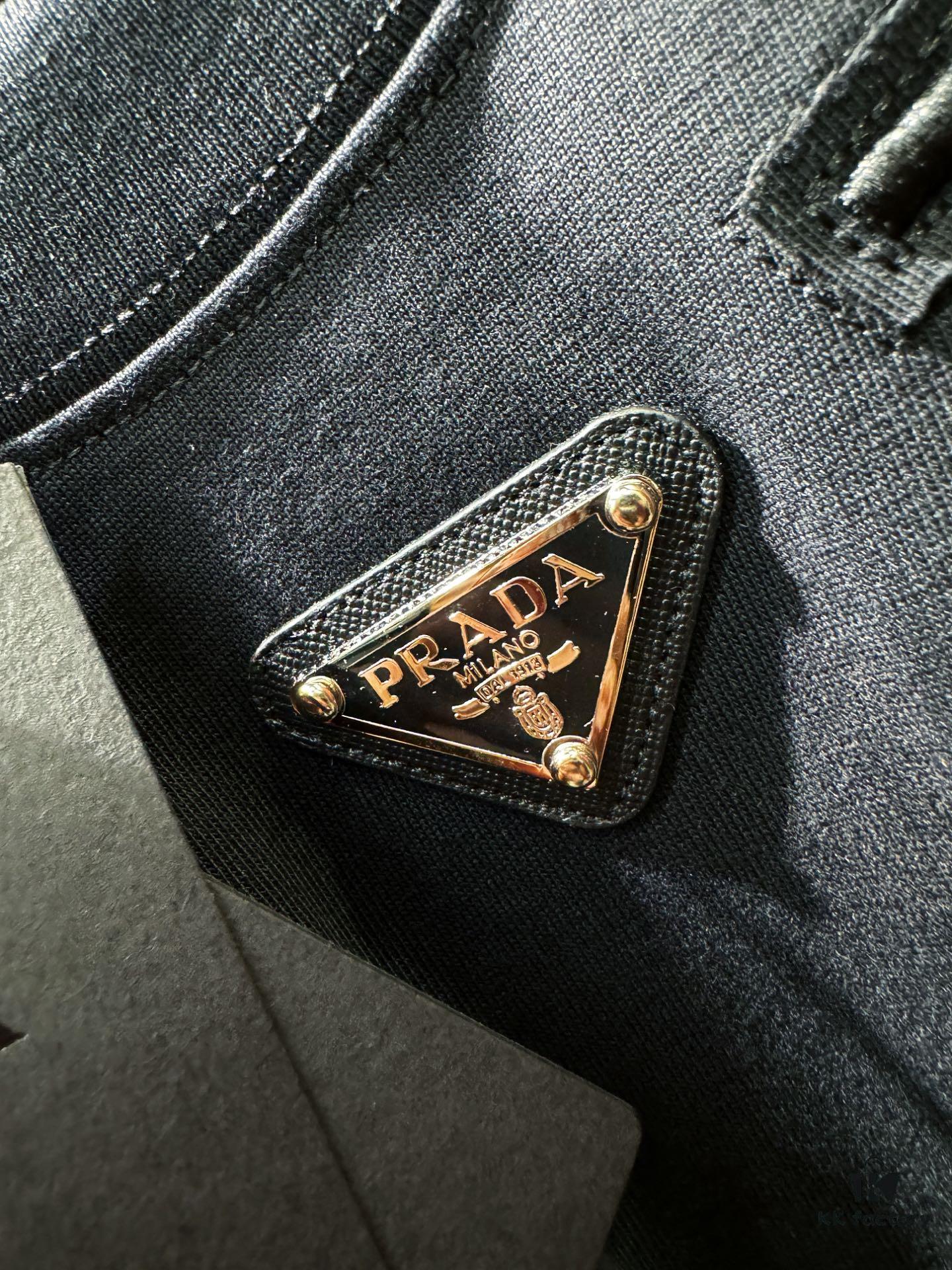 PRADA 2025 Spring/Summer New Short Sleeve T-Shirt! Runway-Inspired Fashion Casual Tee with Signature Logo Design! Premium 100% Cotton Fabric, Soft and Skin-Friendly Texture, Exceptional Comfort and Breathability – Truly Irresistible in Person! Relaxed Fit with Slightly Dropped Shoulder and Round Neck, Gender-Neutral Unisex Cut for Couples, Redefining Contemporary Style! Distinct from Market Versions, Complete with Three Authentic Labels, Unisex Design. High-End Collection!