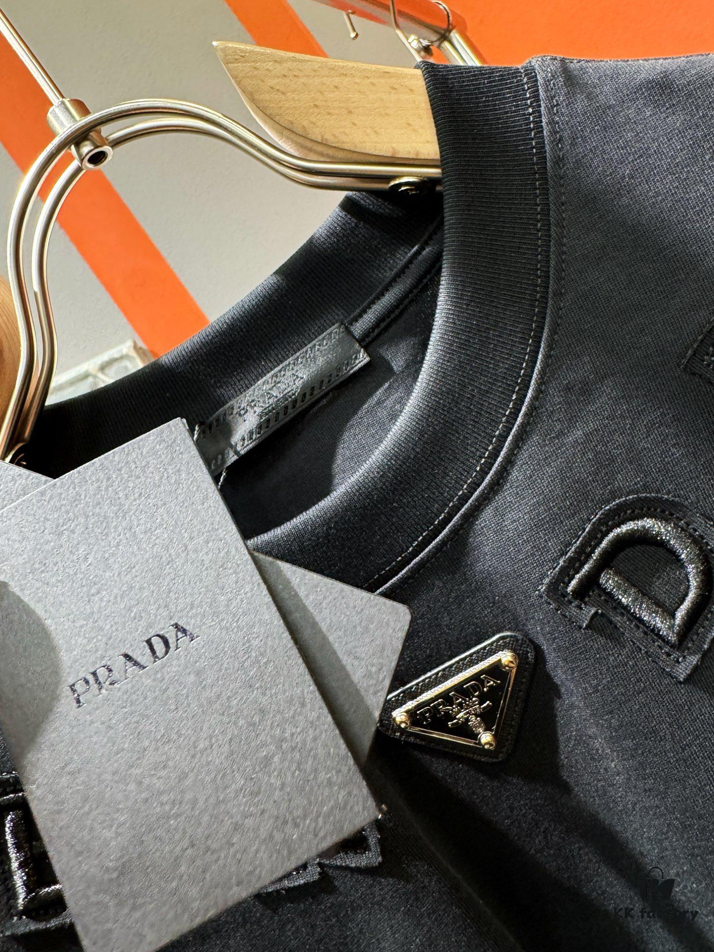 PRADA 2025 Spring/Summer New Short Sleeve T-Shirt! Runway-Inspired Fashion Casual Tee with Signature Logo Design! Premium 100% Cotton Fabric, Soft and Skin-Friendly Texture, Exceptional Comfort and Breathability – Truly Irresistible in Person! Relaxed Fit with Slightly Dropped Shoulder and Round Neck, Gender-Neutral Unisex Cut for Couples, Redefining Contemporary Style! Distinct from Market Versions, Complete with Three Authentic Labels, Unisex Design. High-End Collection!