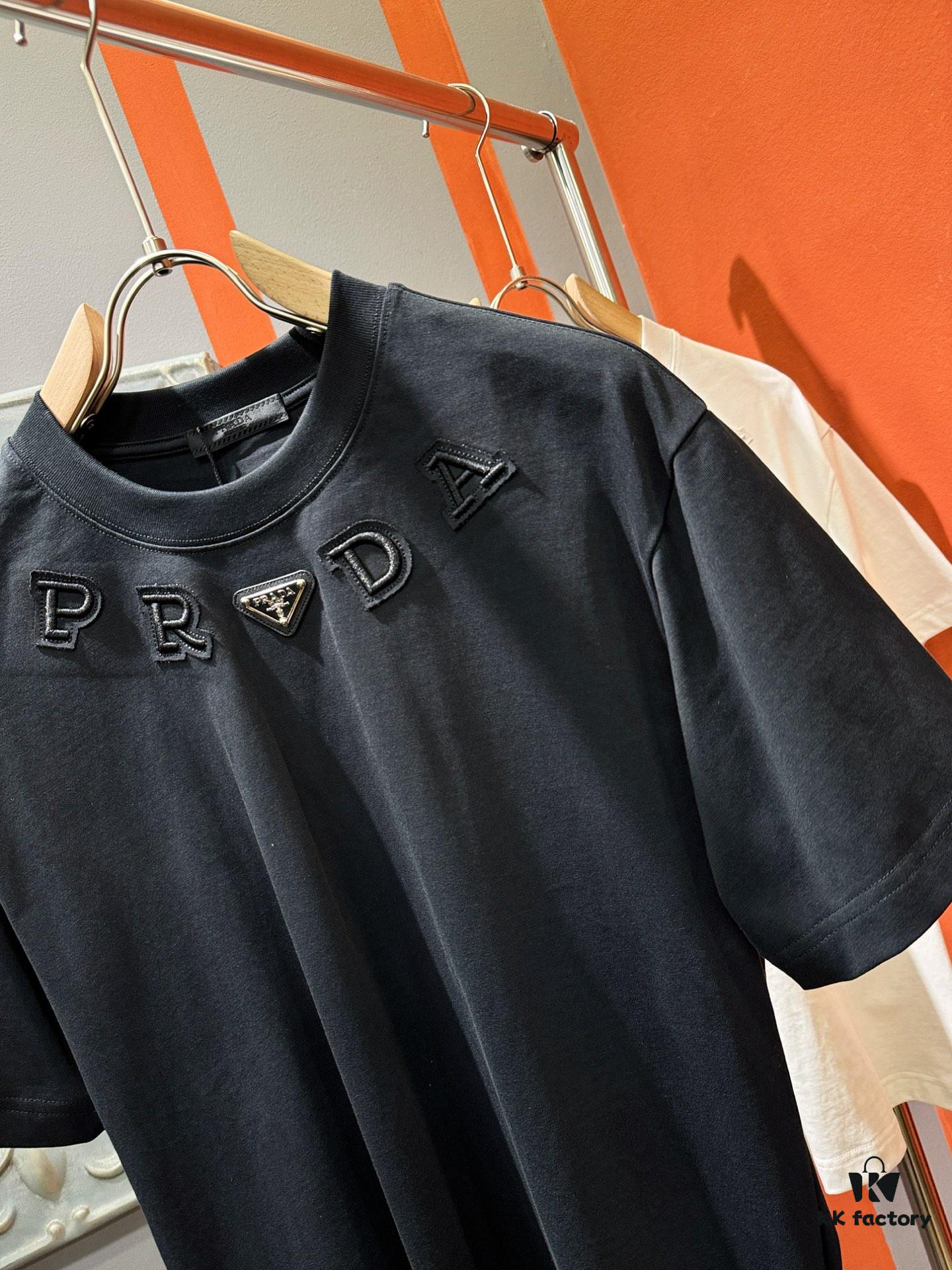 PRADA 2025 Spring/Summer New Short Sleeve T-Shirt! Runway-Inspired Fashion Casual Tee with Signature Logo Design! Premium 100% Cotton Fabric, Soft and Skin-Friendly Texture, Exceptional Comfort and Breathability – Truly Irresistible in Person! Relaxed Fit with Slightly Dropped Shoulder and Round Neck, Gender-Neutral Unisex Cut for Couples, Redefining Contemporary Style! Distinct from Market Versions, Complete with Three Authentic Labels, Unisex Design. High-End Collection!