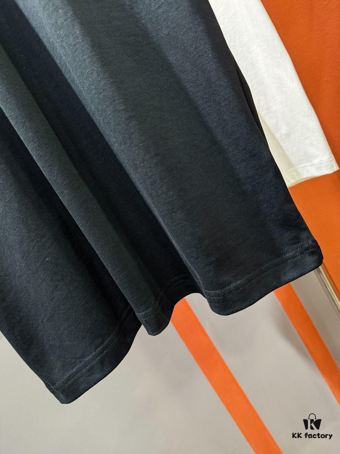 PRADA 2025 Spring/Summer New Short Sleeve T-Shirt! Runway-Inspired Fashion Casual Tee with Signature Logo Design! Premium 100% Cotton Fabric, Soft and Skin-Friendly Texture, Exceptional Comfort and Breathability – Truly Irresistible in Person! Relaxed Fit with Slightly Dropped Shoulder and Round Neck, Gender-Neutral Unisex Cut for Couples, Redefining Contemporary Style! Distinct from Market Versions, Complete with Three Authentic Labels, Unisex Design. High-End Collection!