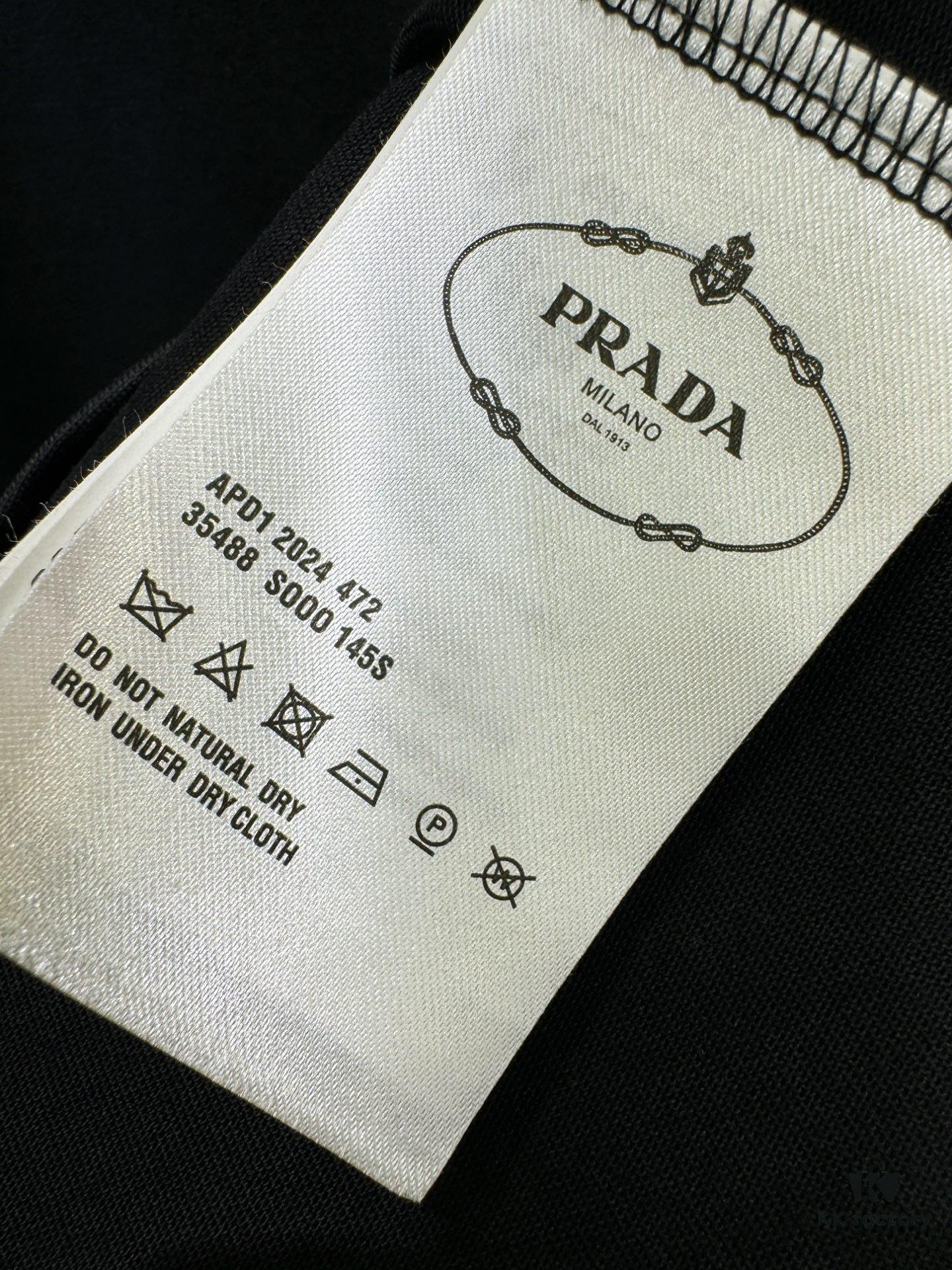 PRADA 2025 Spring/Summer New Short Sleeve T-Shirt! Runway-Inspired Fashion Casual Tee with Signature Logo Design! Premium 100% Cotton Fabric, Soft and Skin-Friendly Texture, Exceptional Comfort and Breathability – Truly Irresistible in Person! Relaxed Fit with Slightly Dropped Shoulder and Round Neck, Gender-Neutral Unisex Cut for Couples, Redefining Contemporary Style! Distinct from Market Versions, Complete with Three Authentic Labels, Unisex Design. High-End Collection!